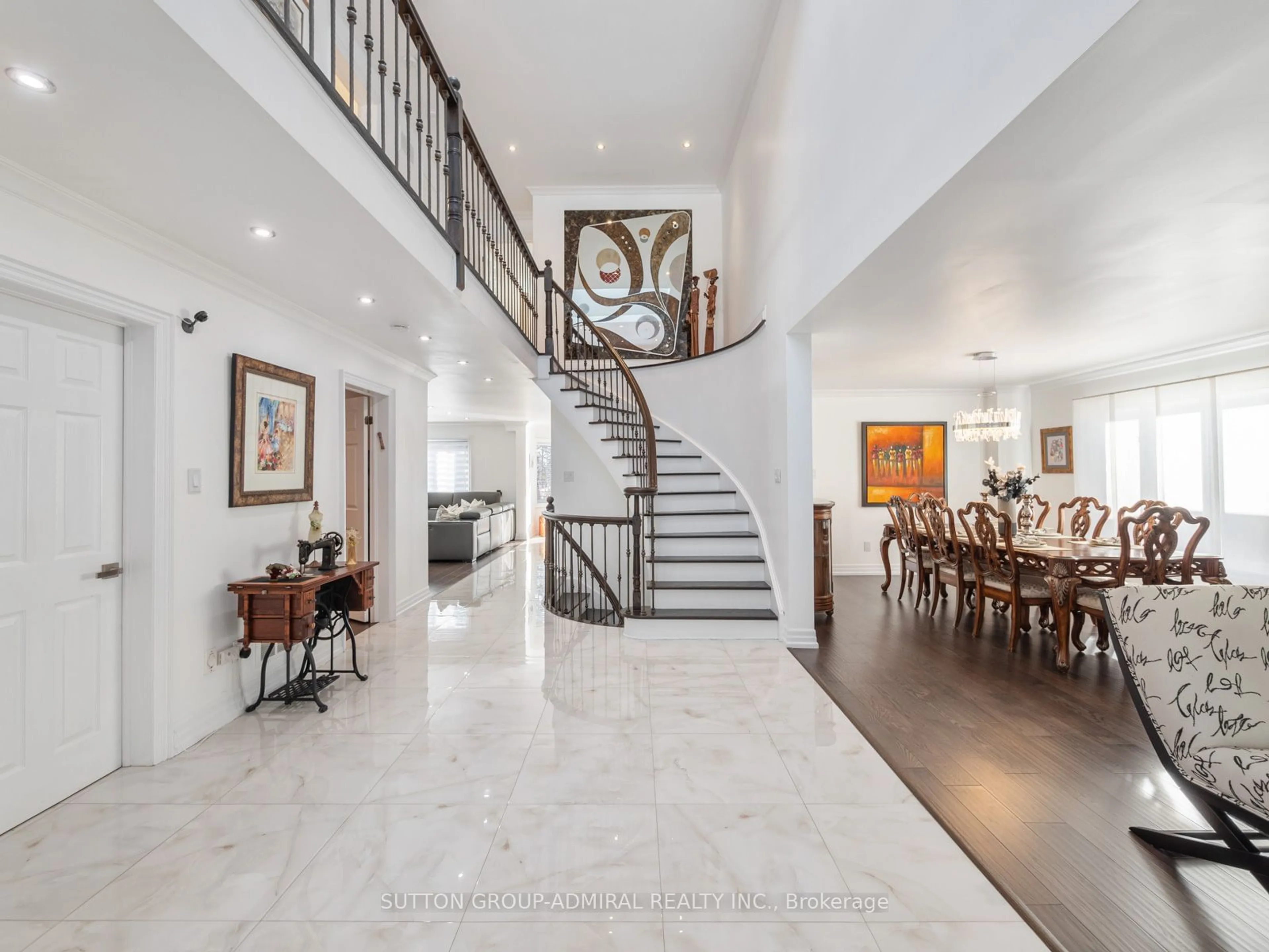 Indoor foyer for 21 Lawrie Rd, Vaughan Ontario L4J 3N6