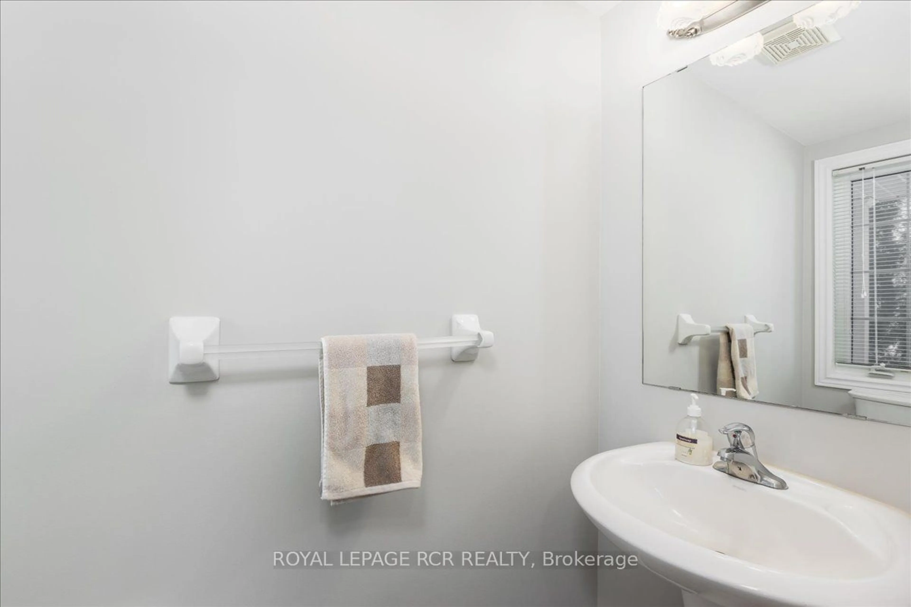 Standard bathroom, ceramic/tile floor for 65 Margaret Graham Cres, East Gwillimbury Ontario L0G 1M0