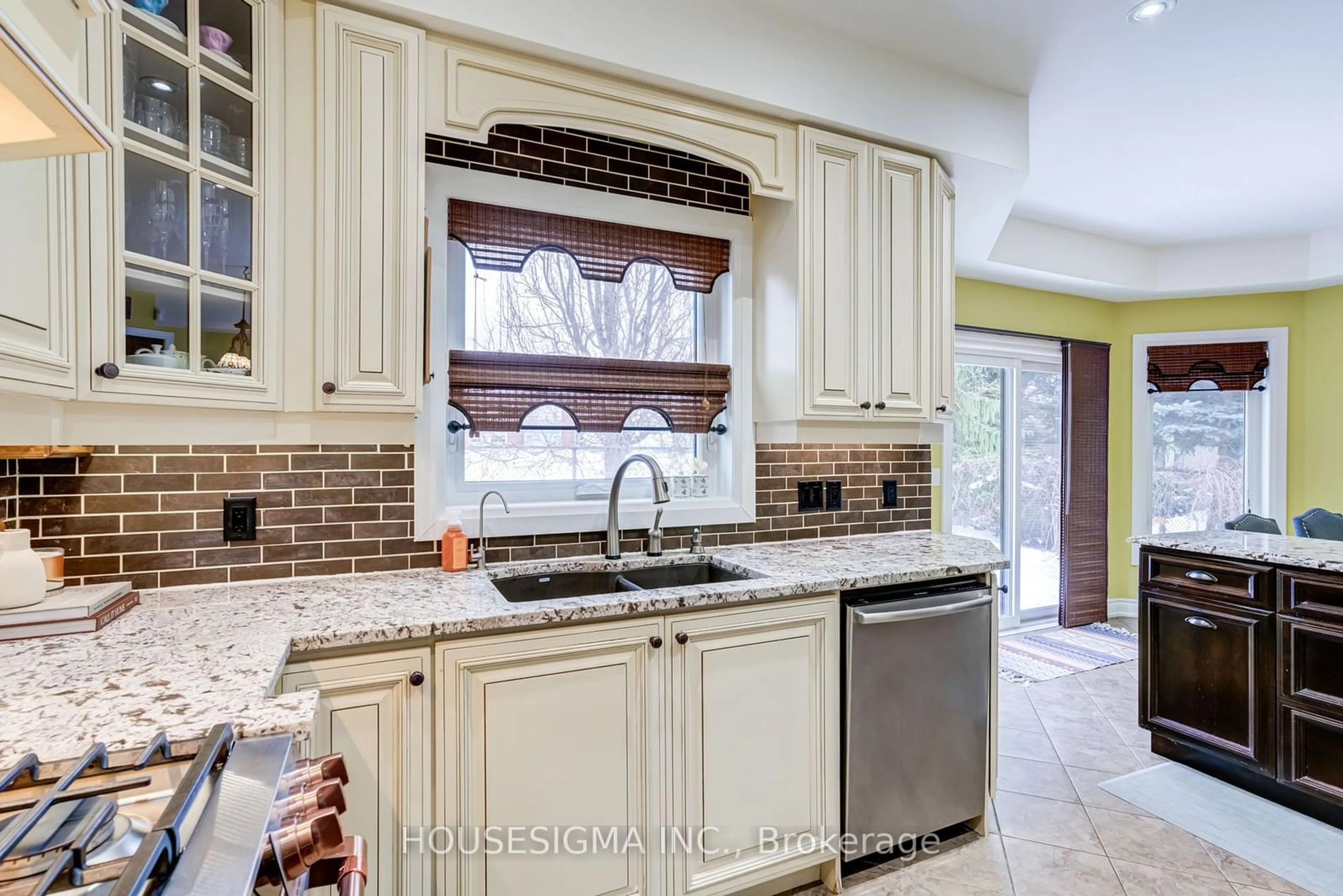 Open concept kitchen, ceramic/tile floor for 37 Kettle Crt, Vaughan Ontario L6A 2M2