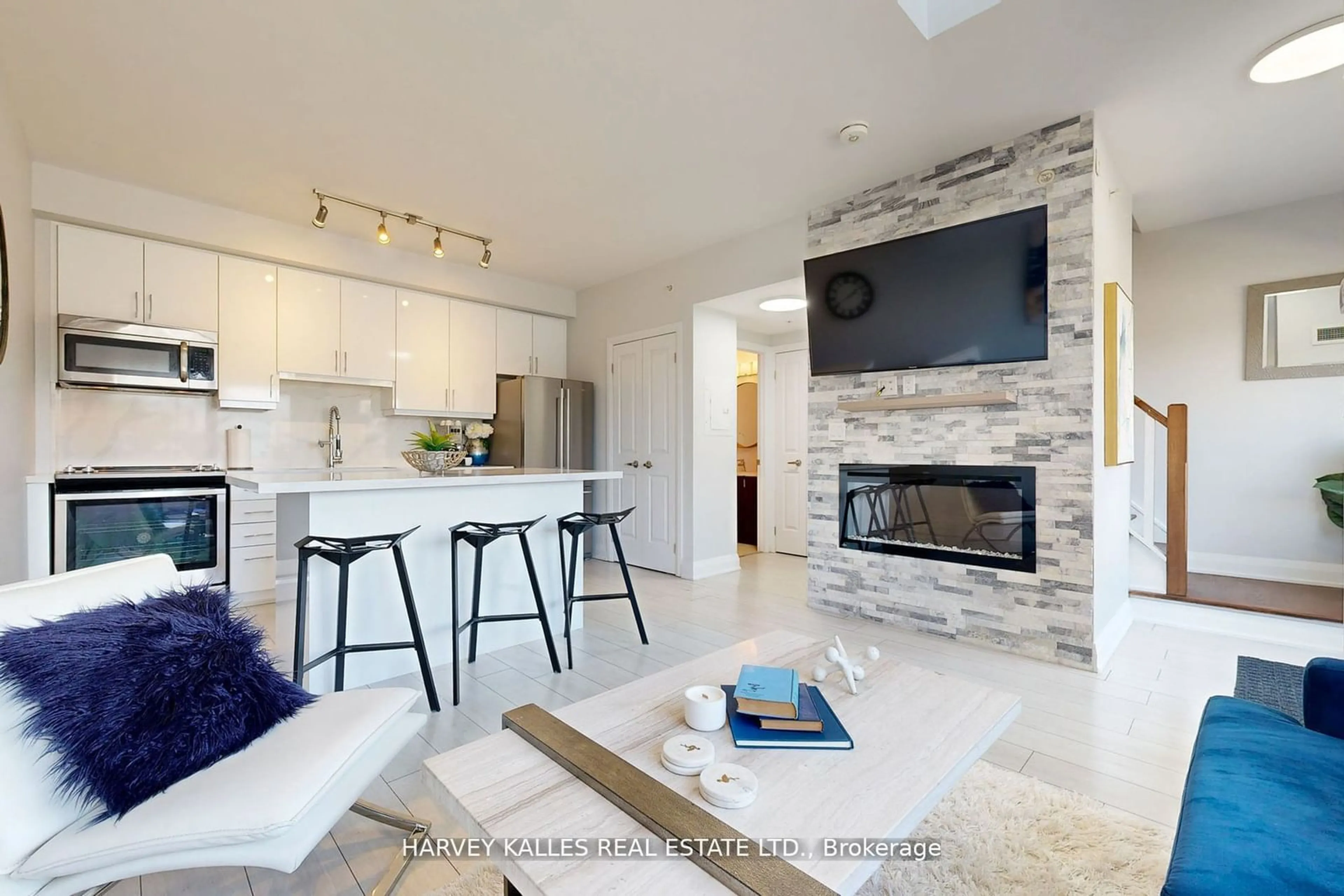 Open concept kitchen, ceramic/tile floor for 12 Woodstream Blvd #116, Vaughan Ontario L4L 8C3