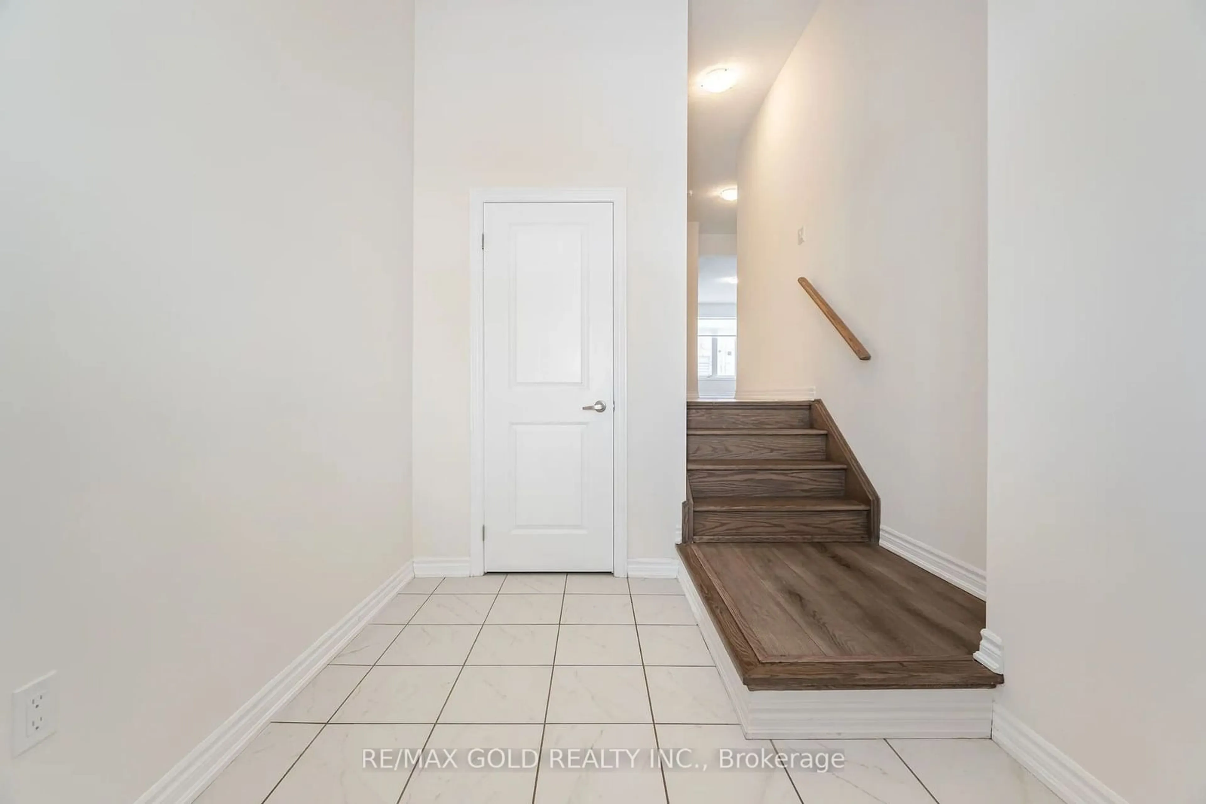 Indoor entryway for 91 Jonkman Blvd, Bradford West Gwillimbury Ontario L3Z 4J9