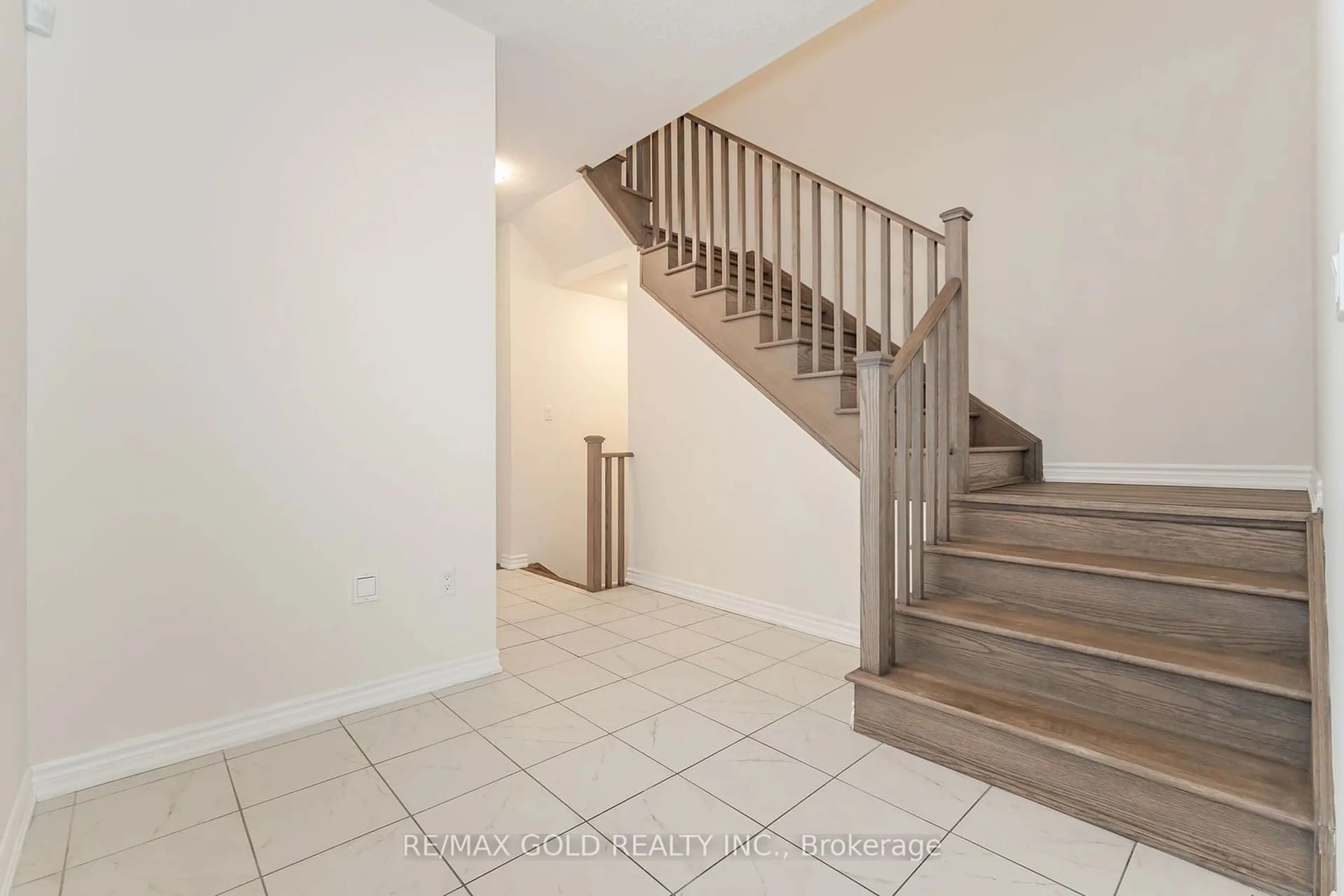 Stairs for 91 Jonkman Blvd, Bradford West Gwillimbury Ontario L3Z 4J9