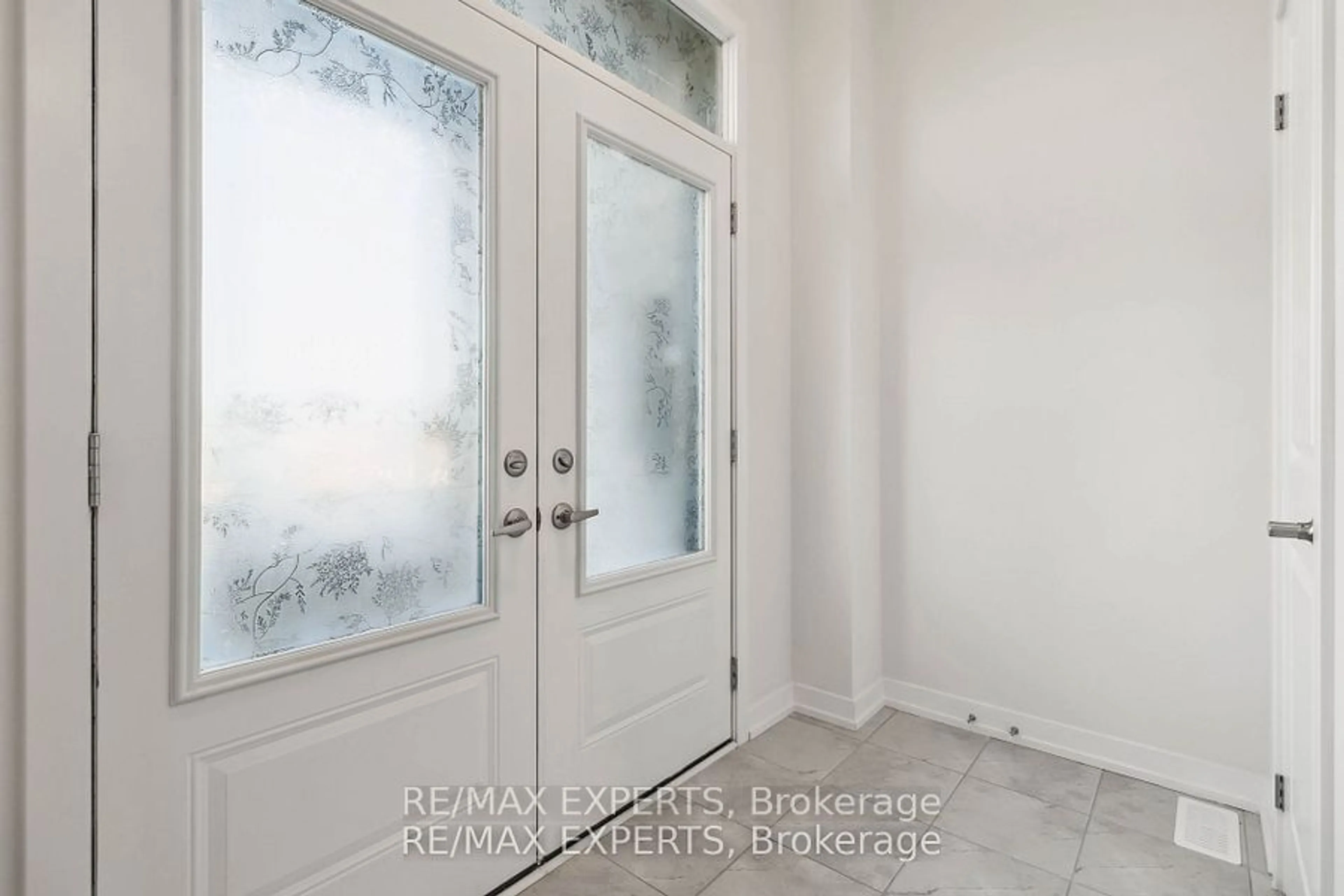 Indoor entryway for 33 Kinloss St, Vaughan Ontario L4H 3N5