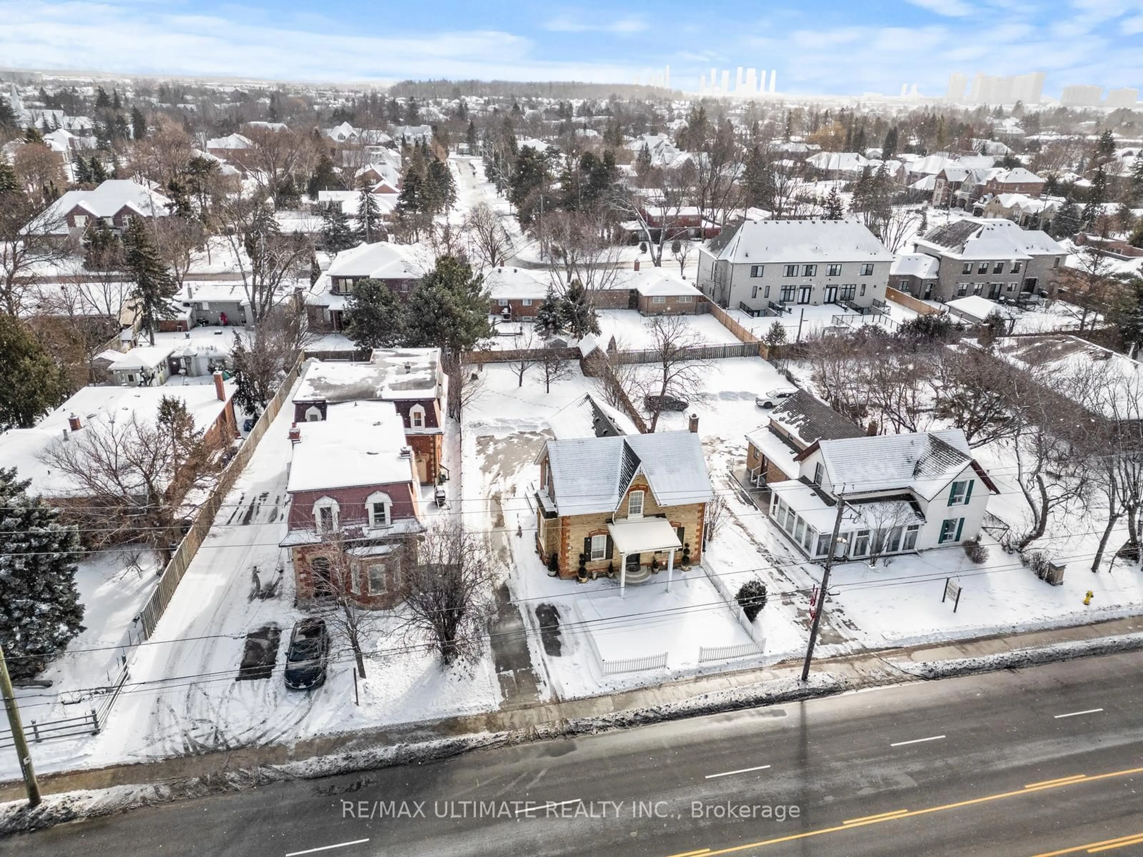 A pic from outside/outdoor area/front of a property/back of a property/a pic from drone, street for 2339 Major Mackenzie Dr, Vaughan Ontario L6A 3Z3