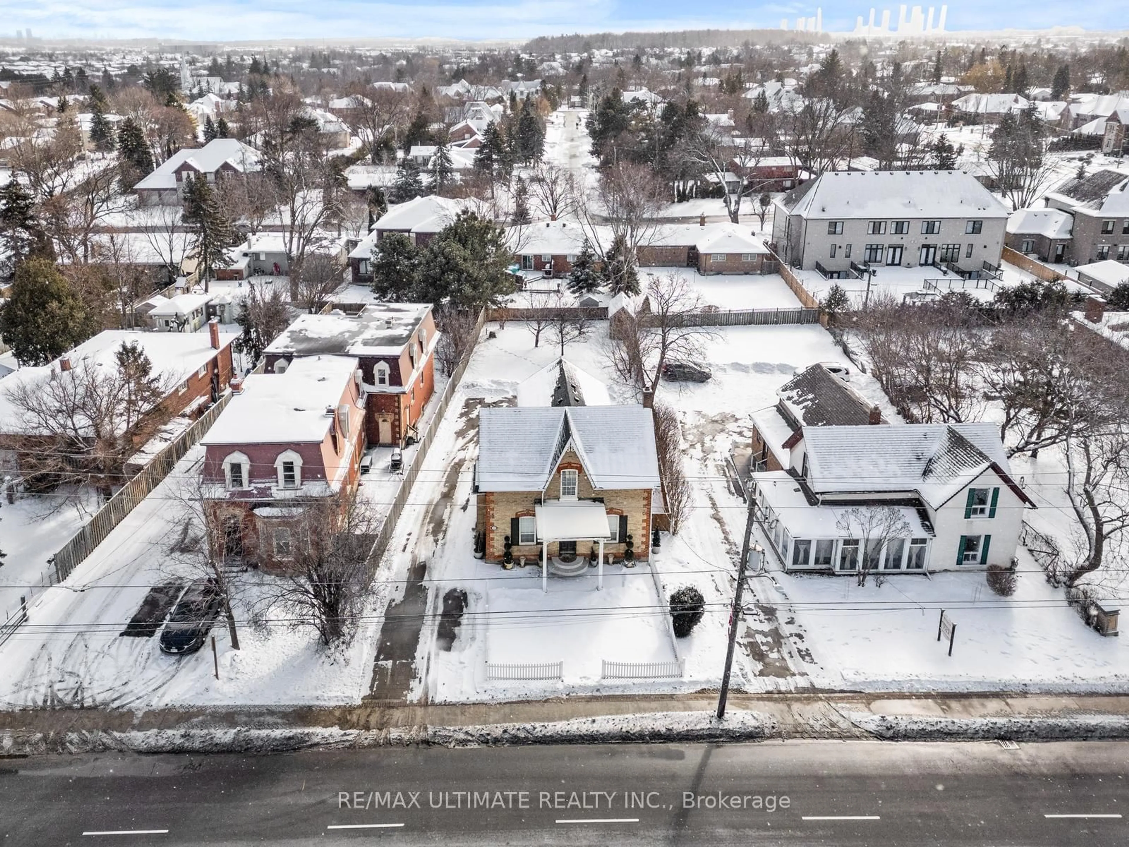 A pic from outside/outdoor area/front of a property/back of a property/a pic from drone, street for 2339 Major Mackenzie Dr, Vaughan Ontario L6A 3Z3