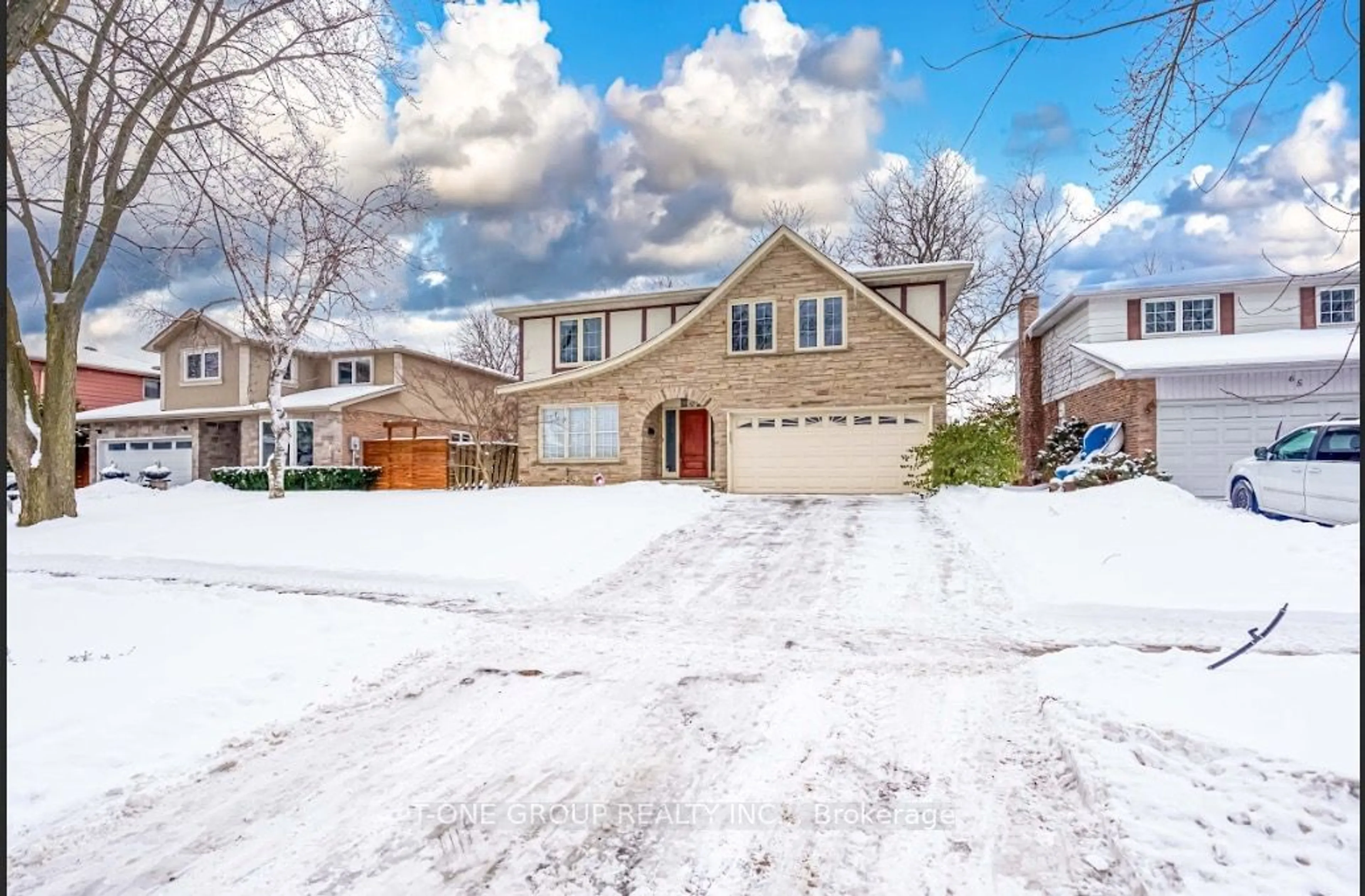 A pic from outside/outdoor area/front of a property/back of a property/a pic from drone, street for 67 Carlton Rd, Markham Ontario L3R 1Z7