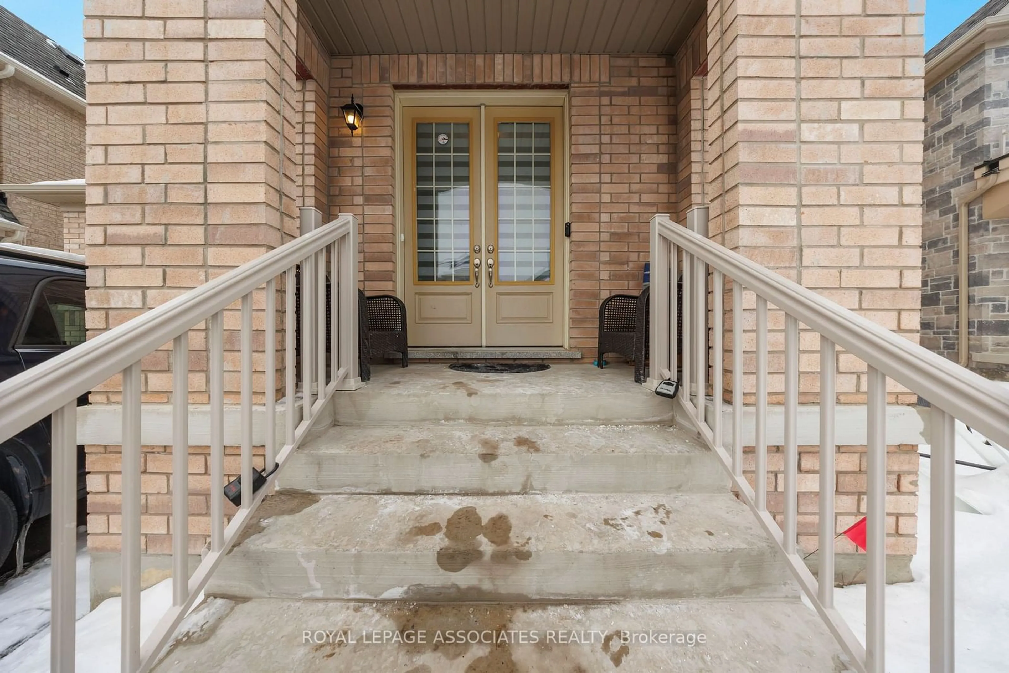 Indoor entryway for 14 Hitching Post Rd, Georgina Ontario L4P 0H9