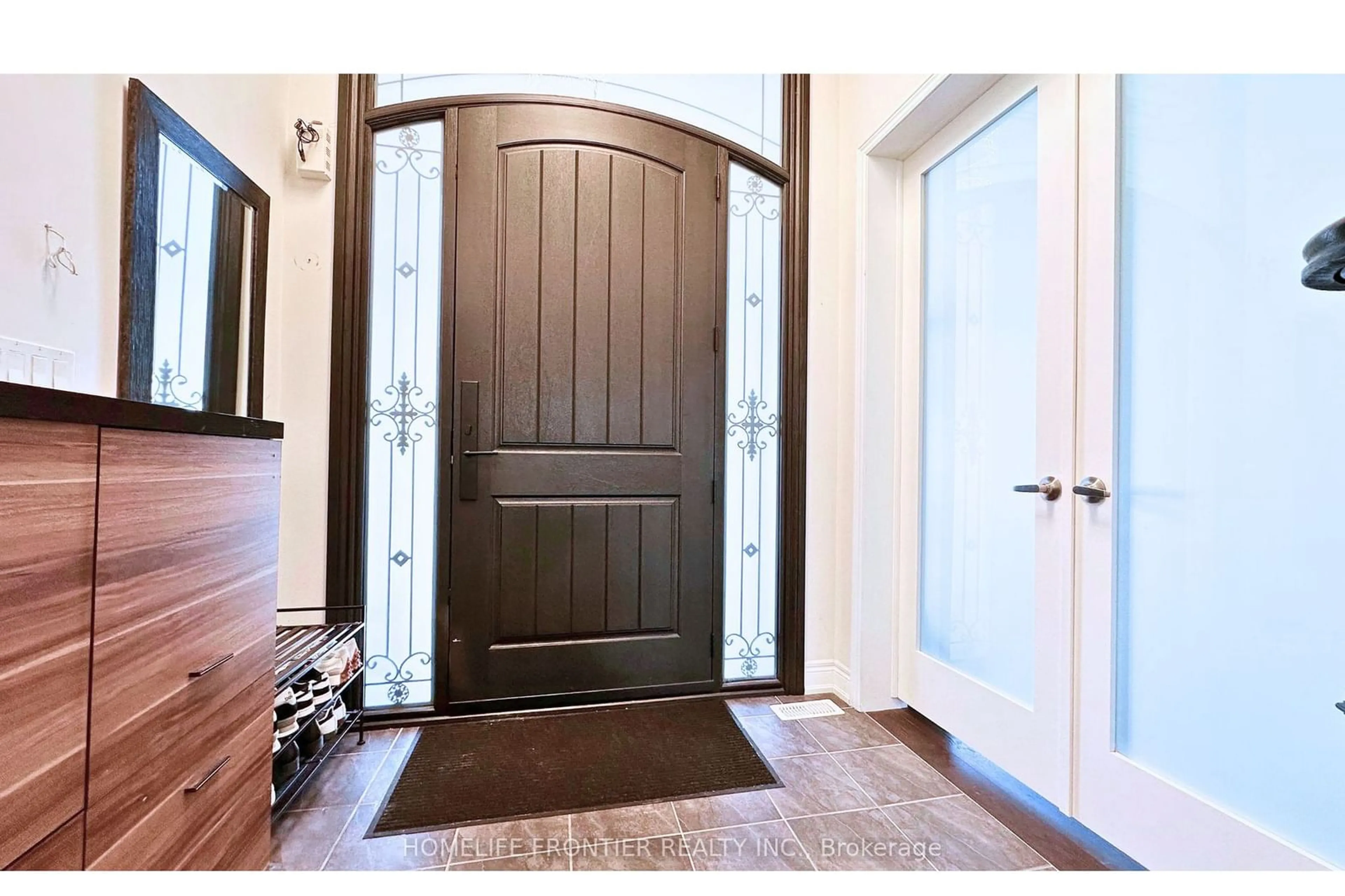 Indoor entryway for 561 McGregor Farm Tr, Newmarket Ontario L3X 0H7