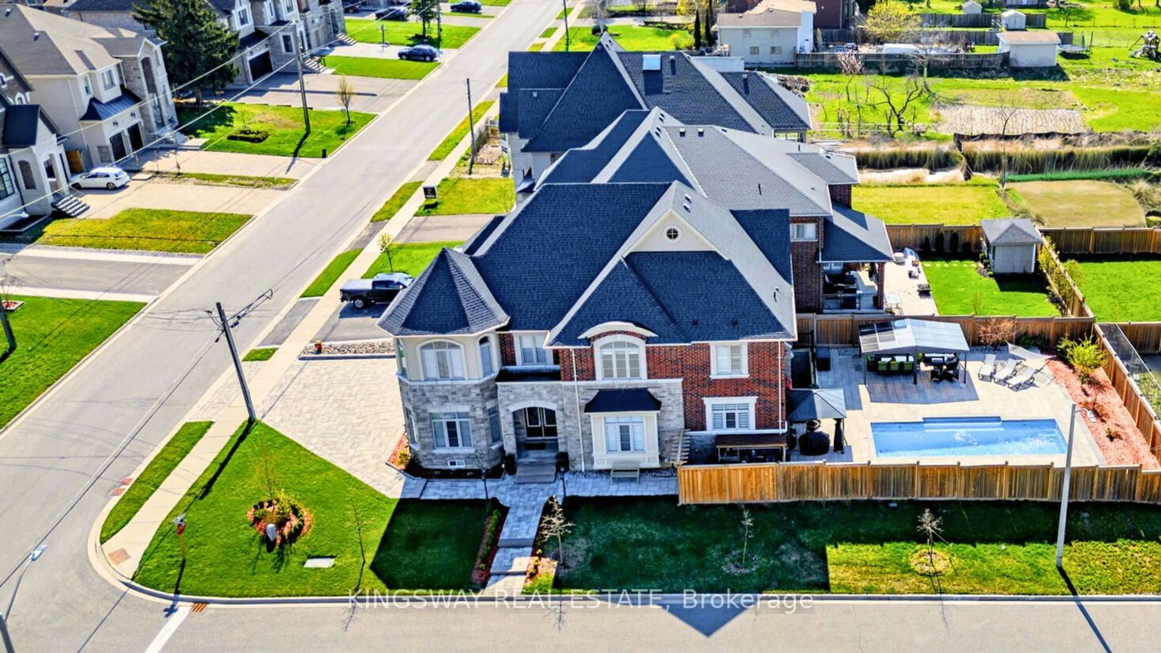 A pic from outside/outdoor area/front of a property/back of a property/a pic from drone, street for 70 Bond Cres, Richmond Hill Ontario L4E 3K4