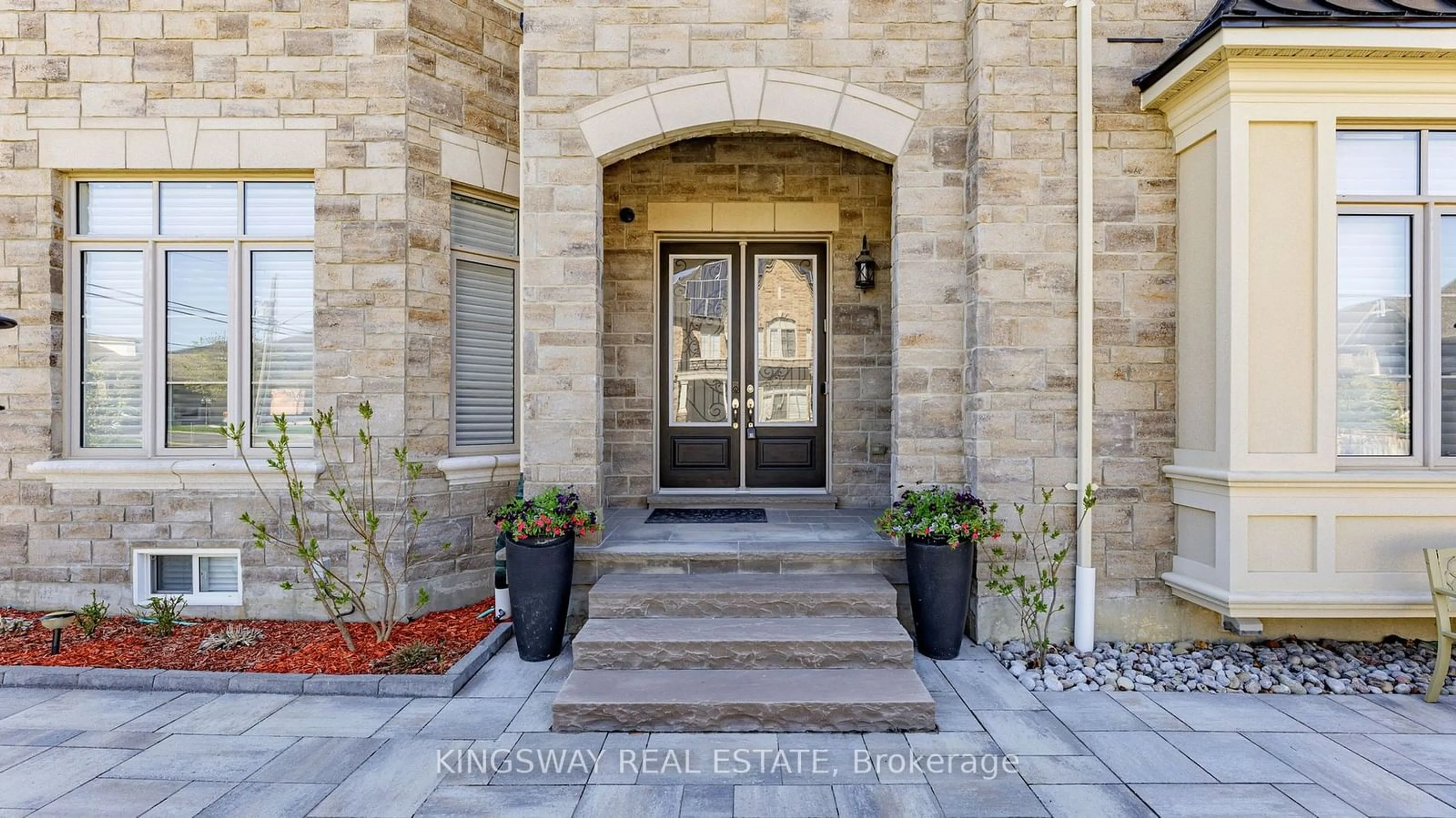 Indoor entryway for 70 Bond Cres, Richmond Hill Ontario L4E 3K4