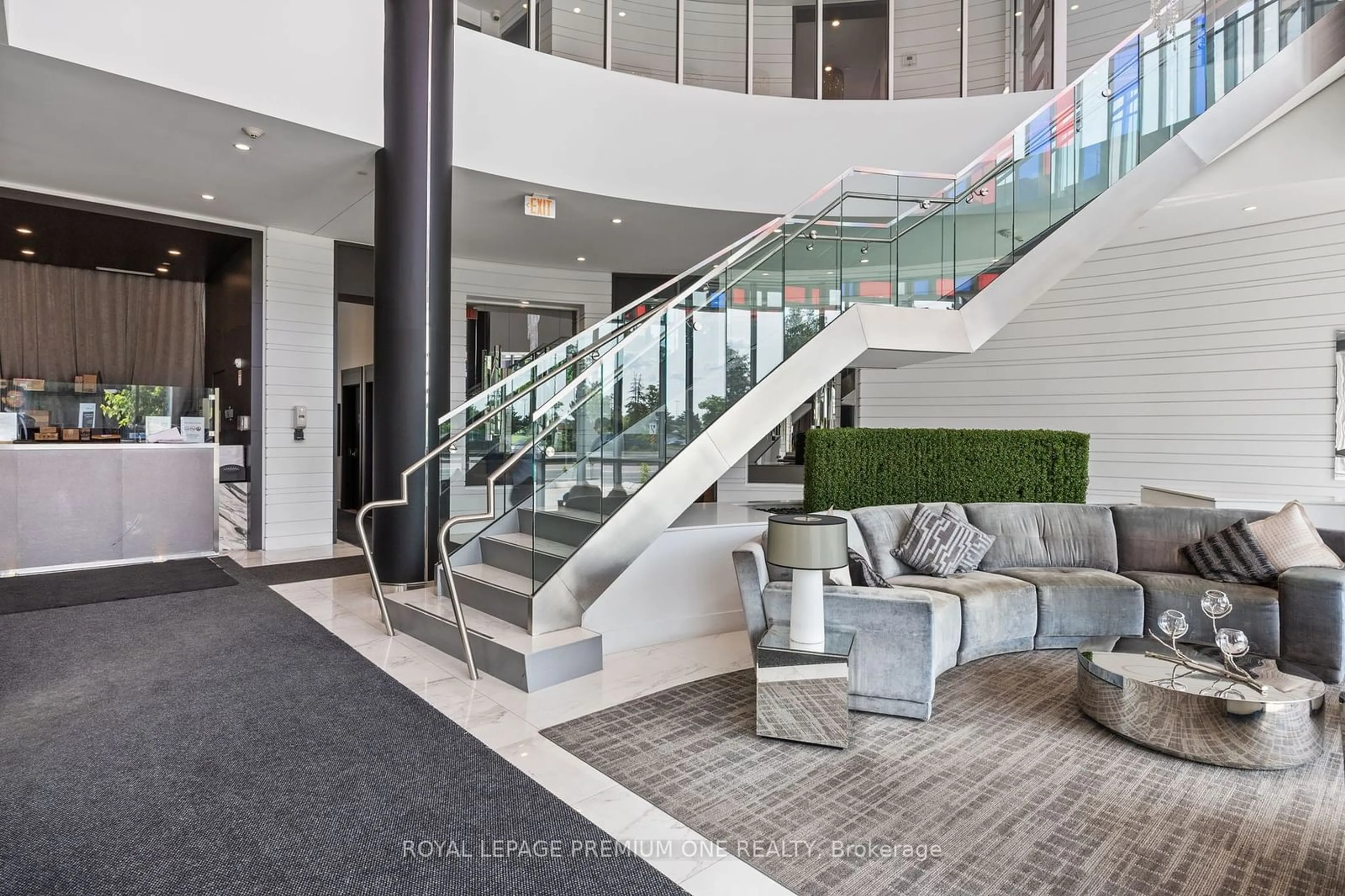 Indoor foyer for 9471 Yonge St #1514, Richmond Hill Ontario L4C 1V5