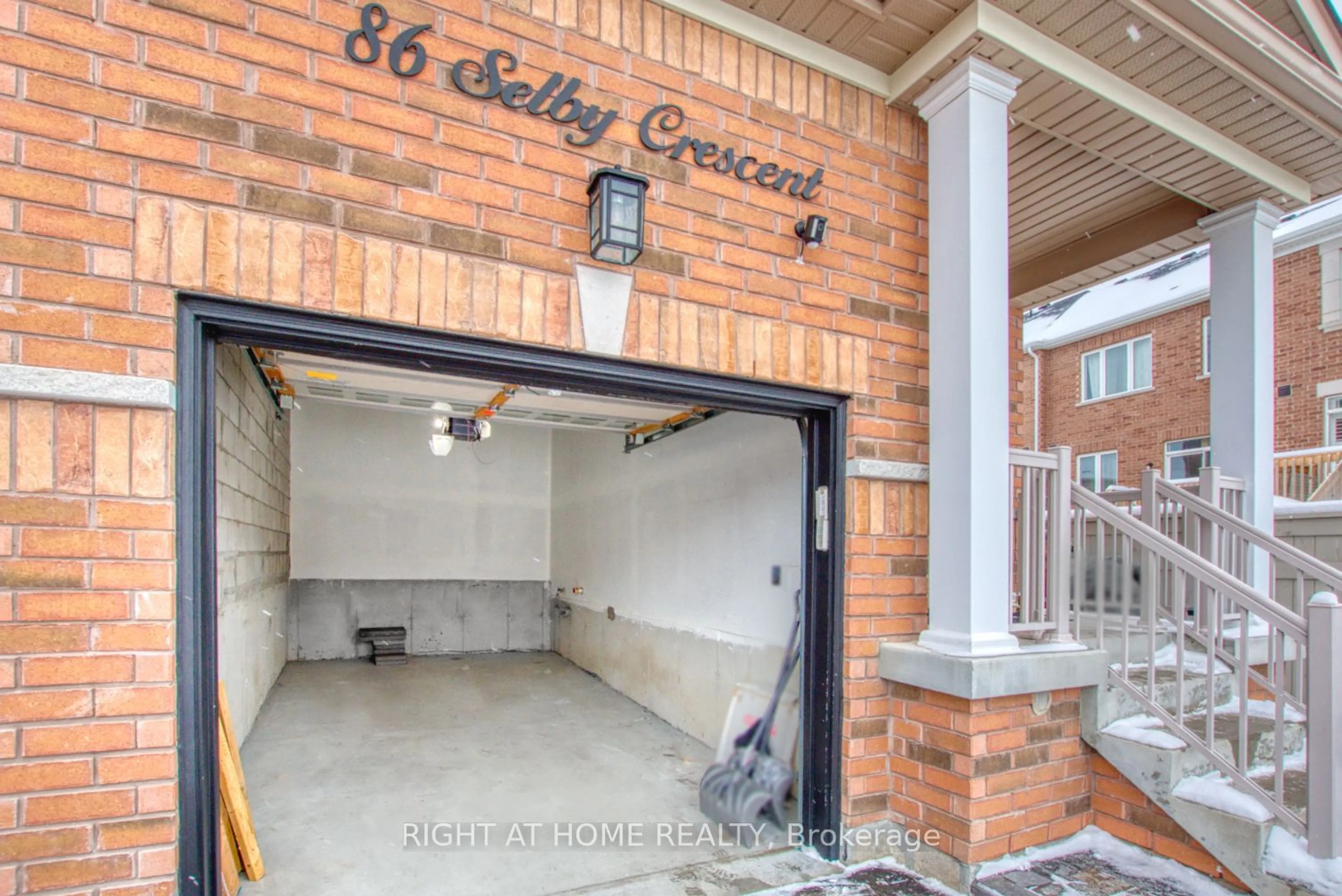 Indoor garage for 86 Selby Cres, Bradford West Gwillimbury Ontario L3Z 0V3