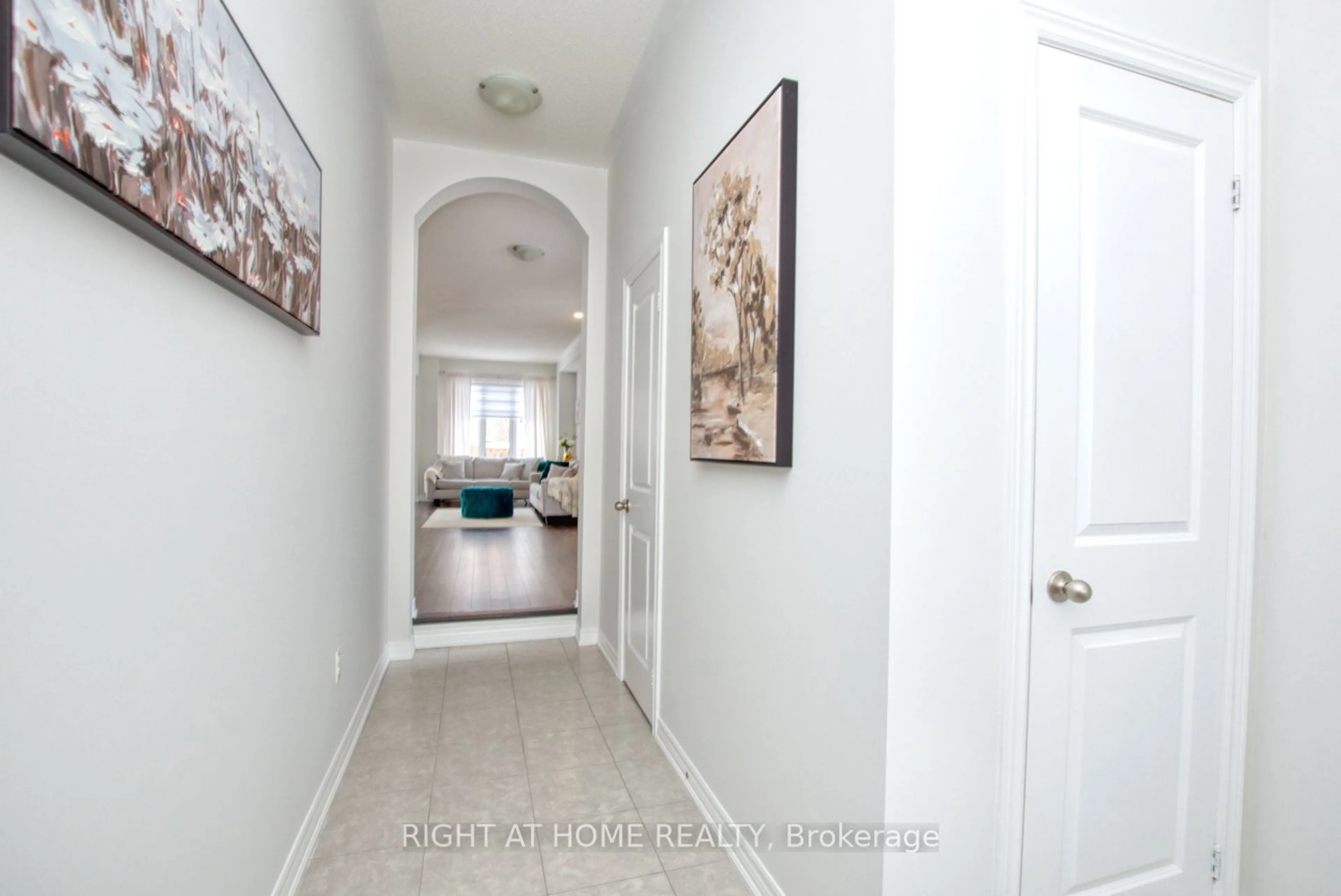 Indoor entryway for 86 Selby Cres, Bradford West Gwillimbury Ontario L3Z 0V3