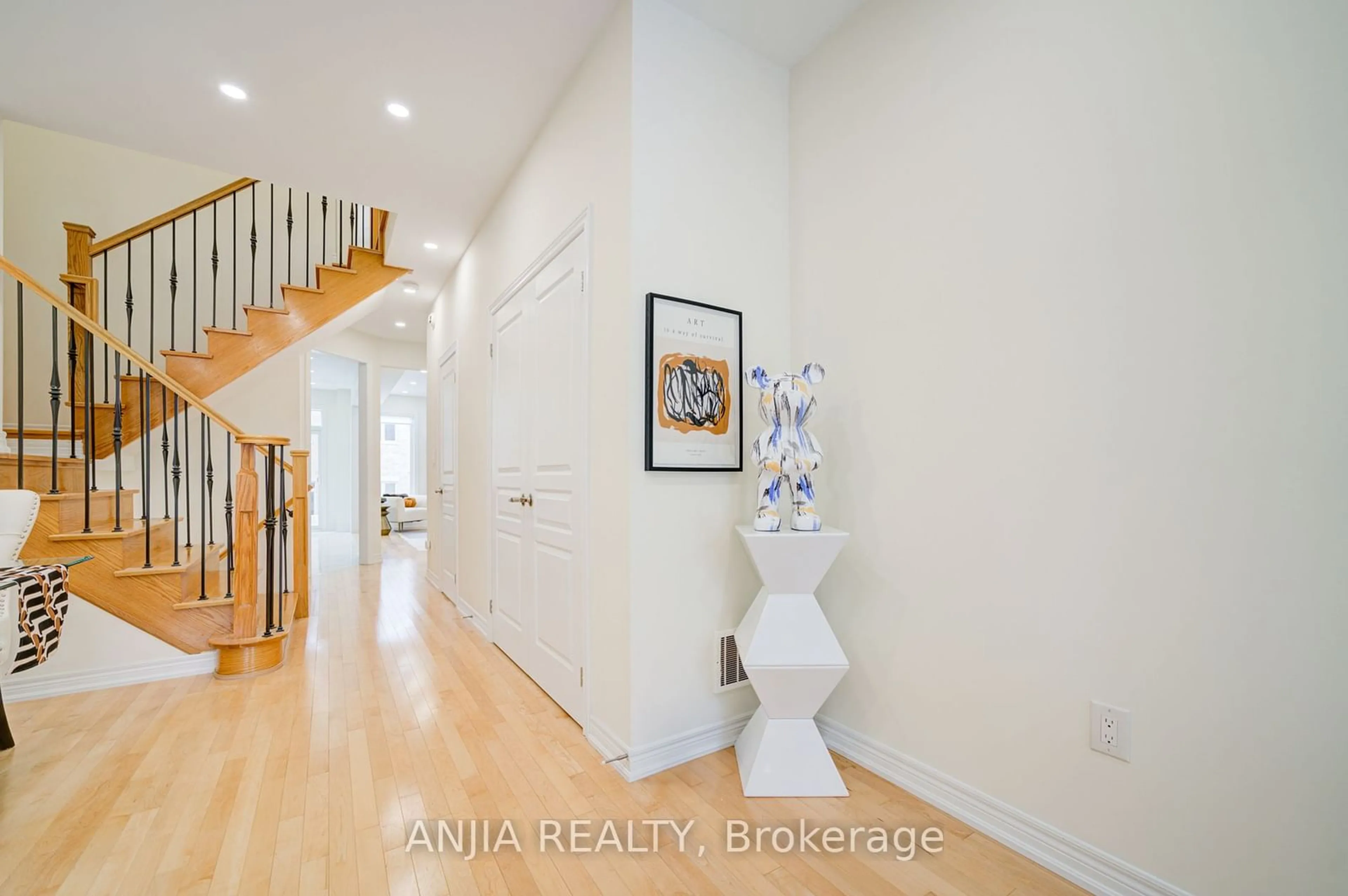 Indoor entryway for 8 Wagner Dr, Markham Ontario L6C 0W1