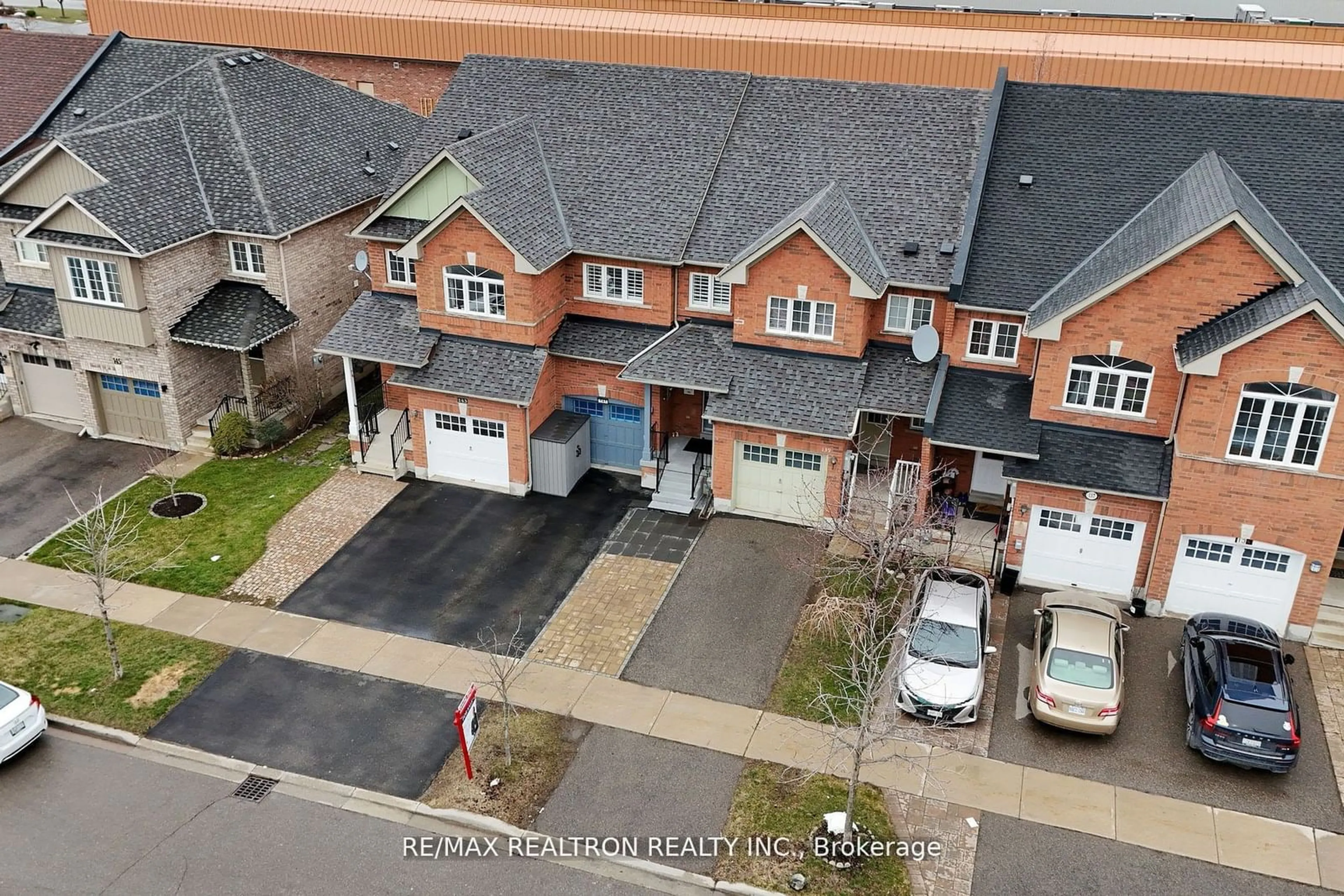 A pic from outside/outdoor area/front of a property/back of a property/a pic from drone, street for 141 Amulet Cres, Richmond Hill Ontario L4S 2T5