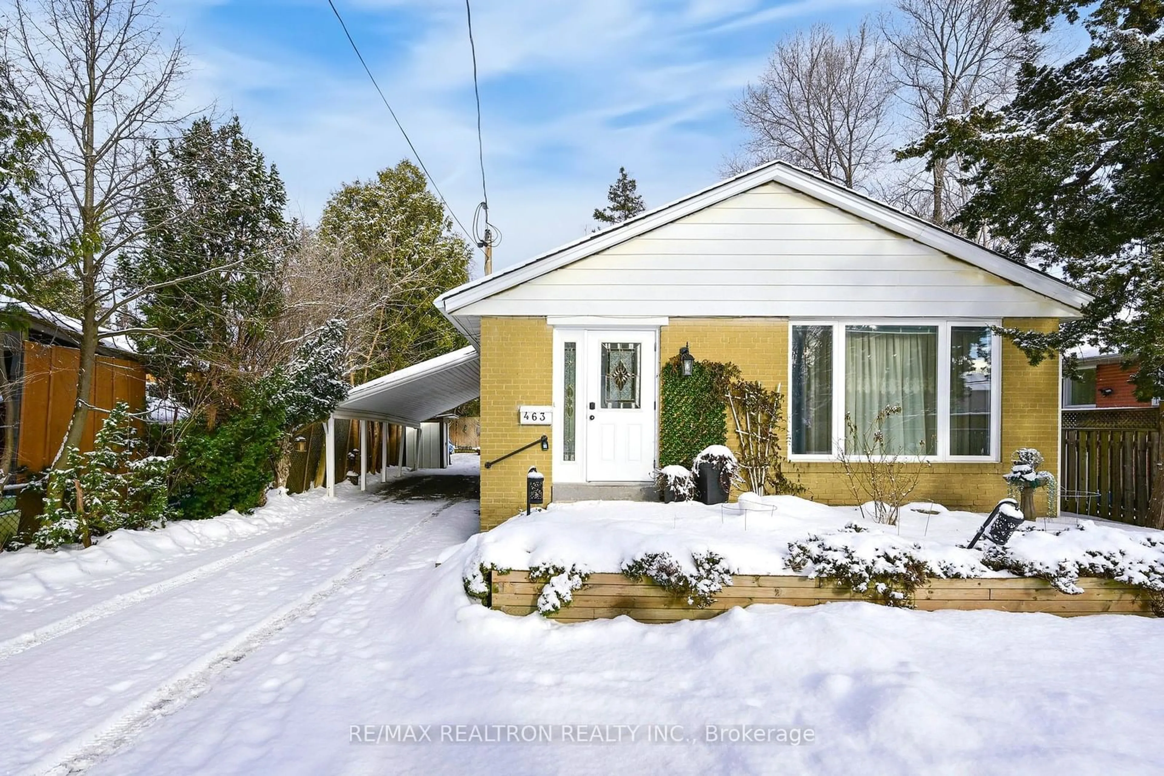 A pic from outside/outdoor area/front of a property/back of a property/a pic from drone, street for 463 Judlea Crt, Richmond Hill Ontario L4C 2X8