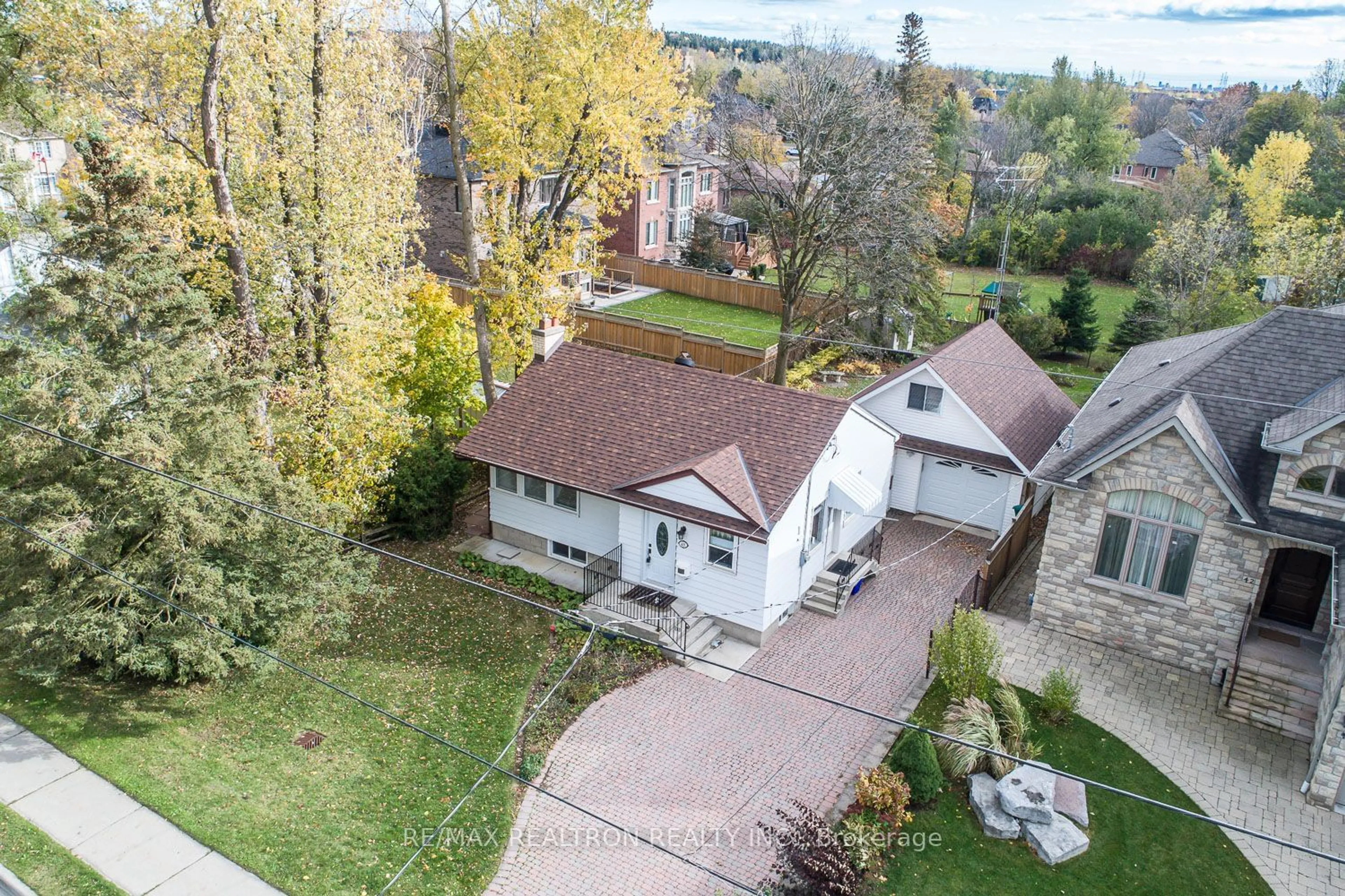 A pic from outside/outdoor area/front of a property/back of a property/a pic from drone, street for 48 Elmwood Ave, Richmond Hill Ontario L4C 1K2