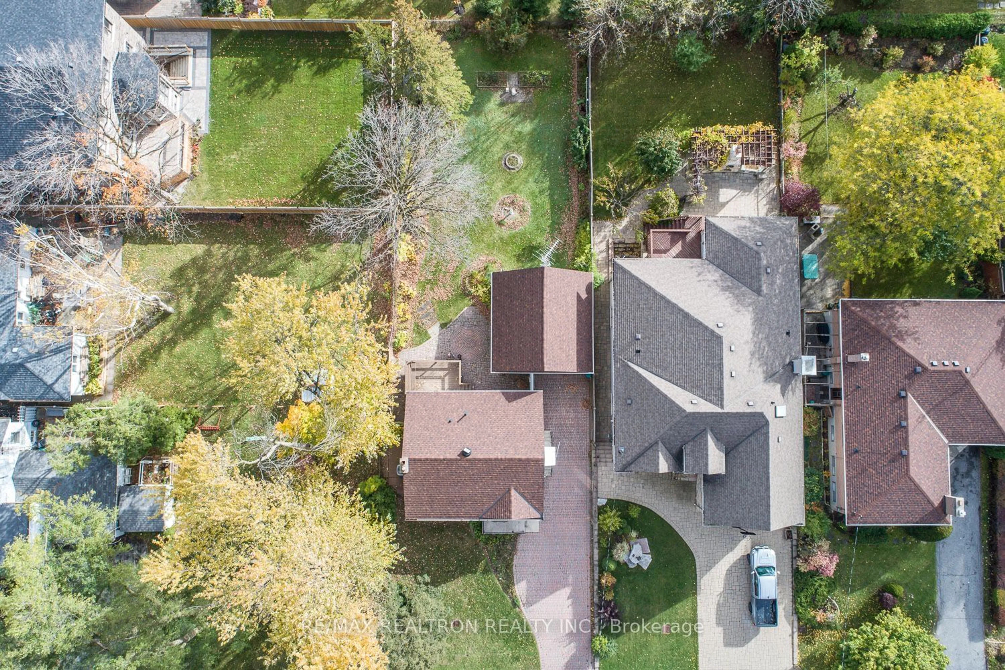 A pic from outside/outdoor area/front of a property/back of a property/a pic from drone, street for 48 Elmwood Ave, Richmond Hill Ontario L4C 1K2