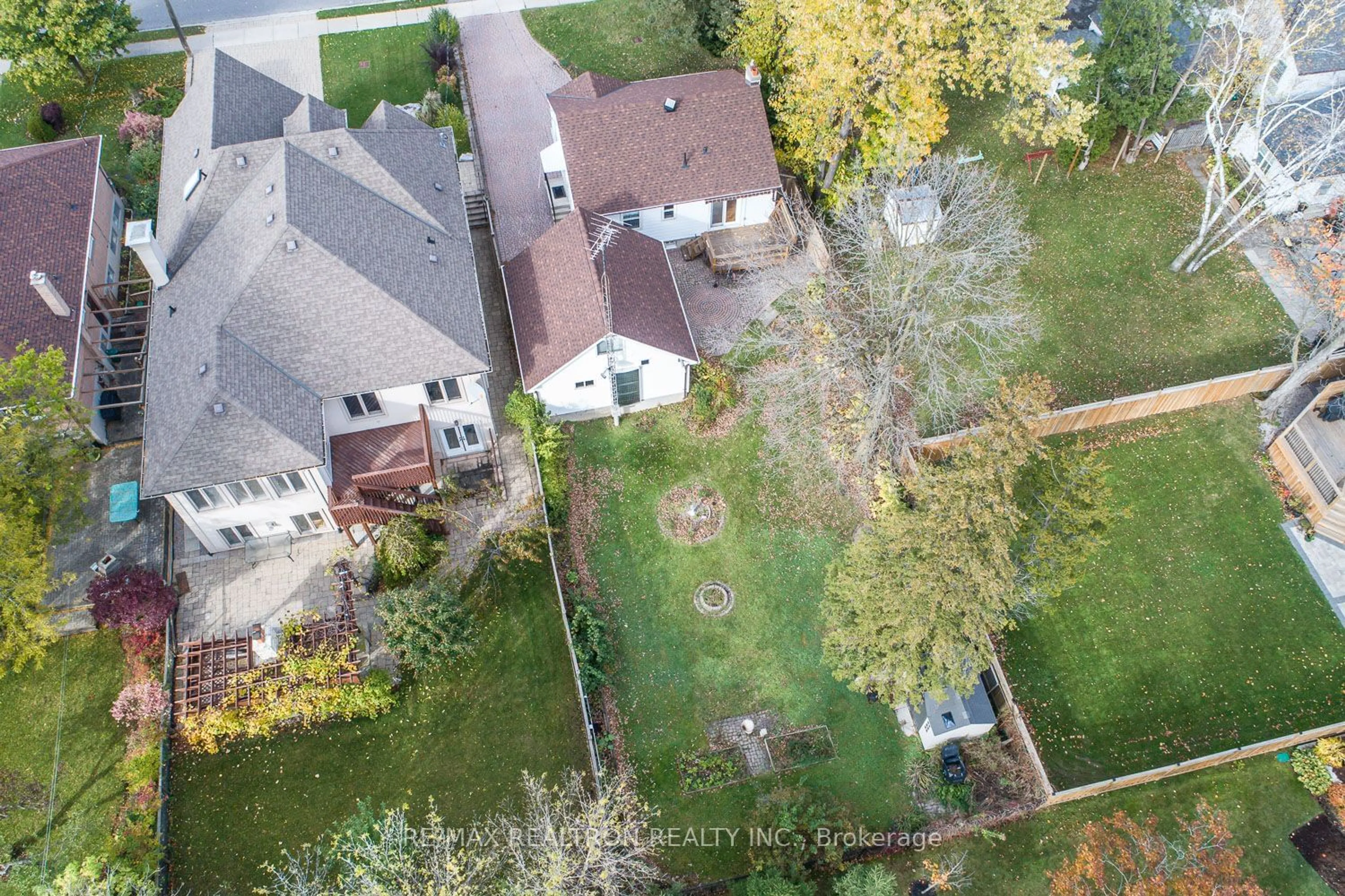 A pic from outside/outdoor area/front of a property/back of a property/a pic from drone, unknown for 48 Elmwood Ave, Richmond Hill Ontario L4C 1K2