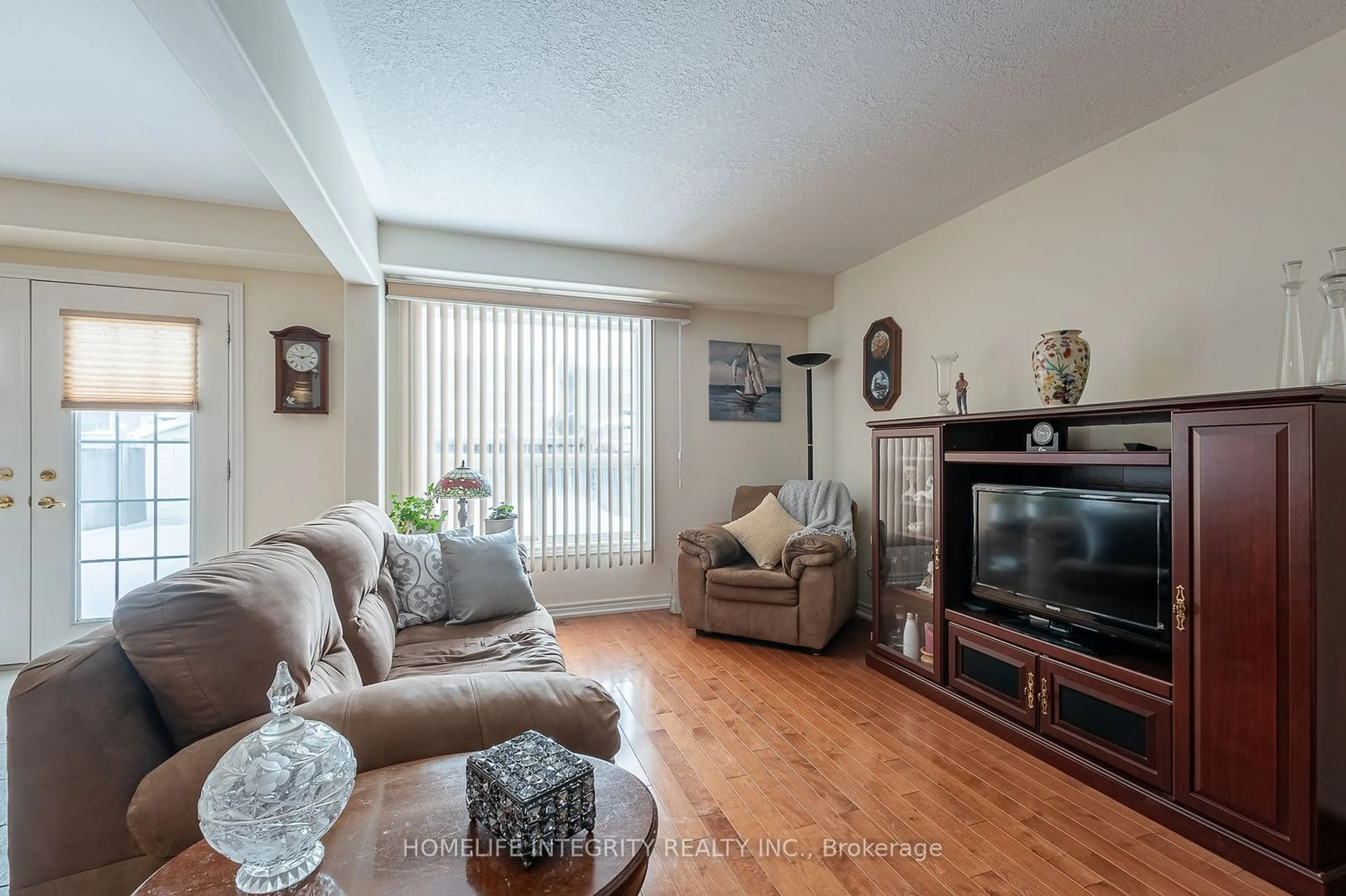 Living room with furniture, wood/laminate floor for 32 McMulkin St, New Tecumseth Ontario L9R 0A9