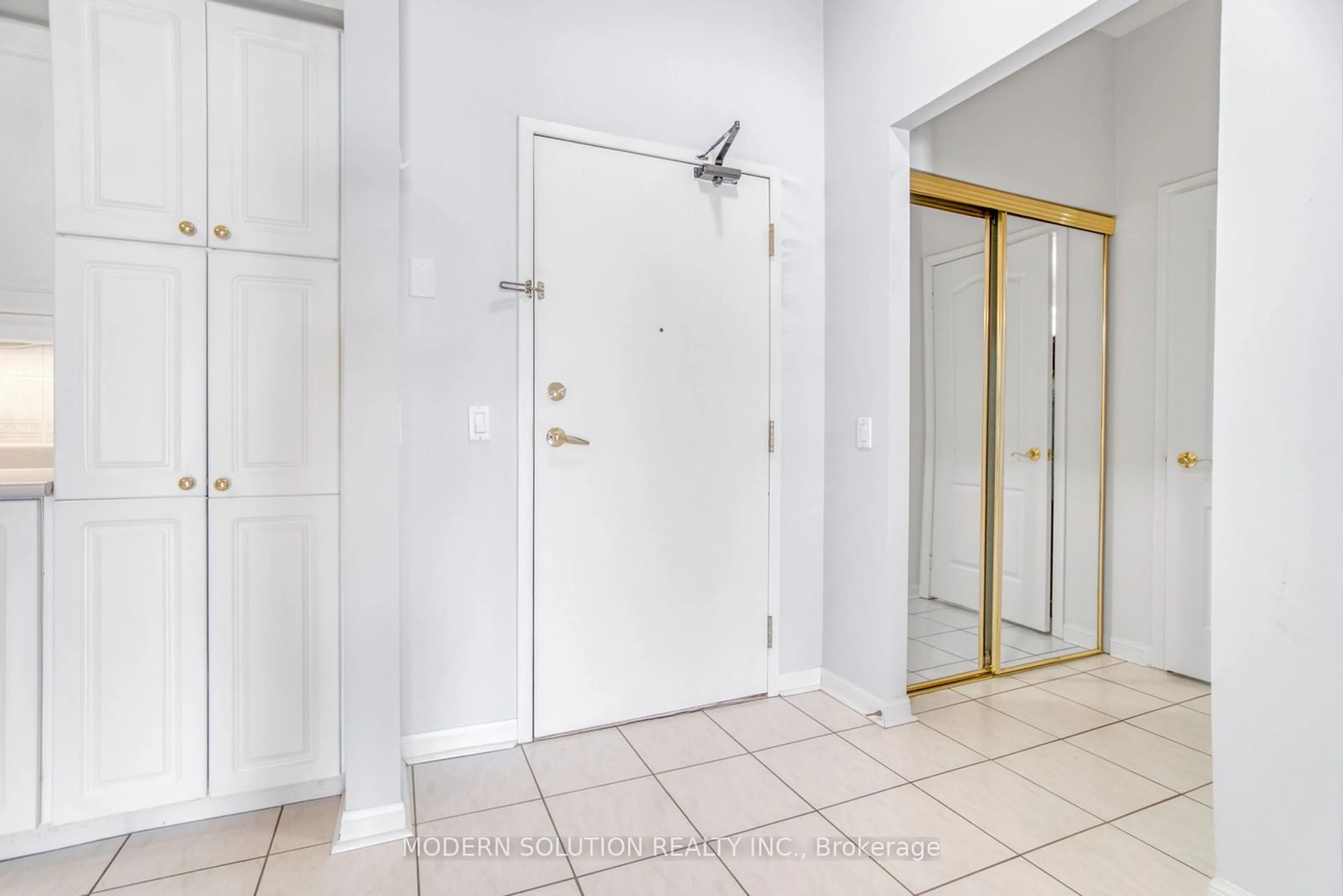 Indoor entryway for 2506 Rutherford Rd #111, Vaughan Ontario L4K 5N4