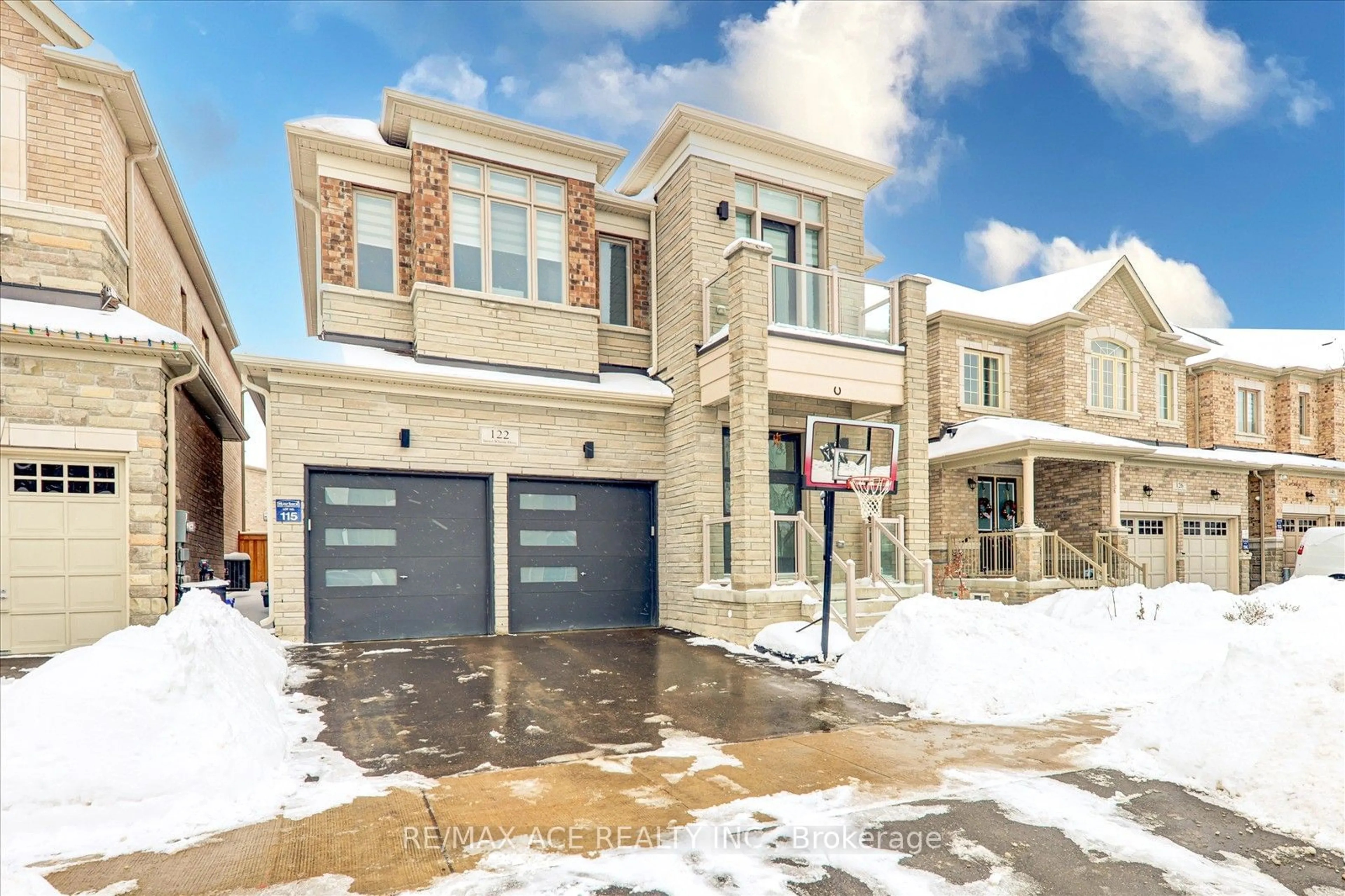 Home with brick exterior material, street for 122 Steam Whistle Dr, Whitchurch-Stouffville Ontario L4A 4X5