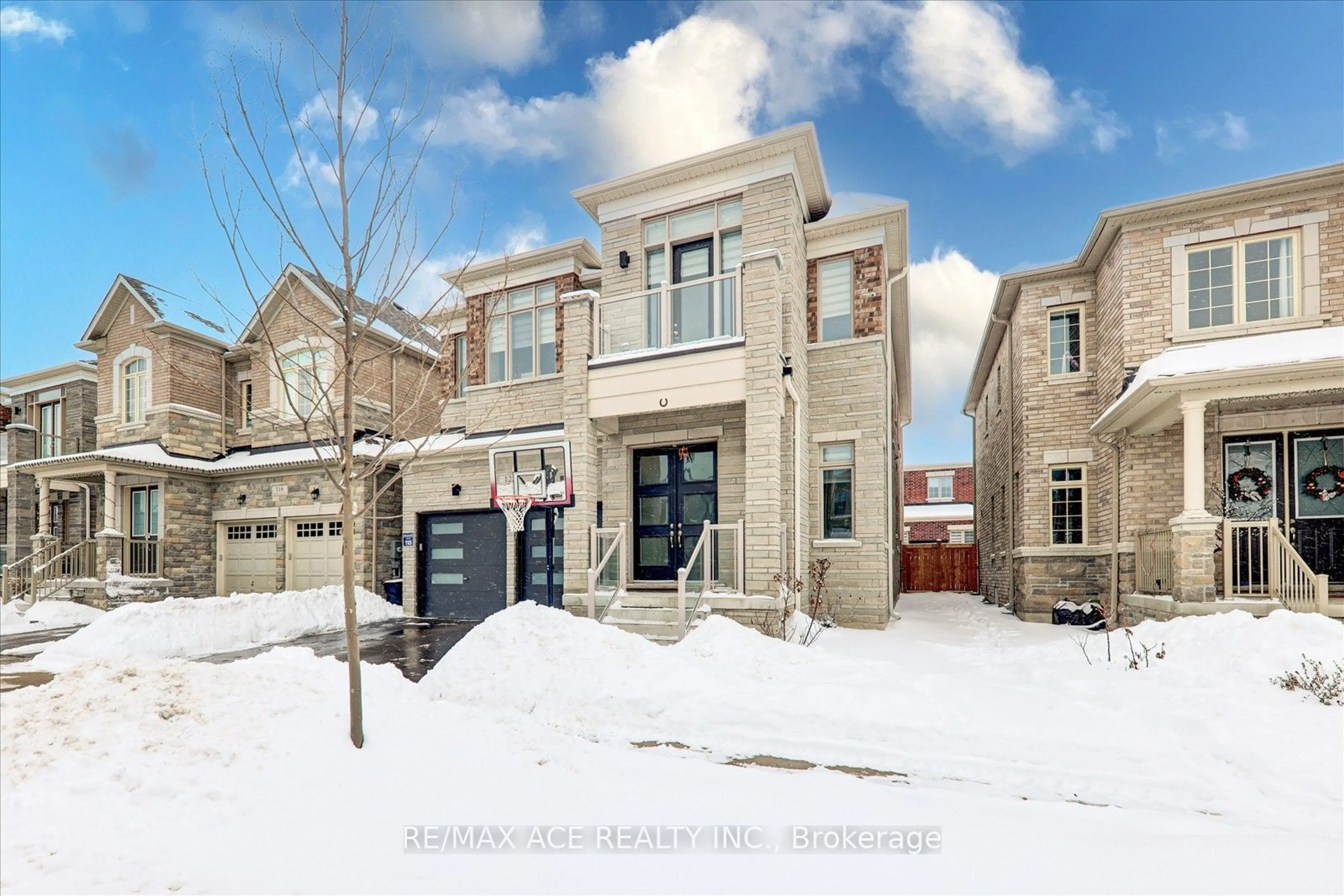 Home with brick exterior material, street for 122 Steam Whistle Dr, Whitchurch-Stouffville Ontario L4A 4X5