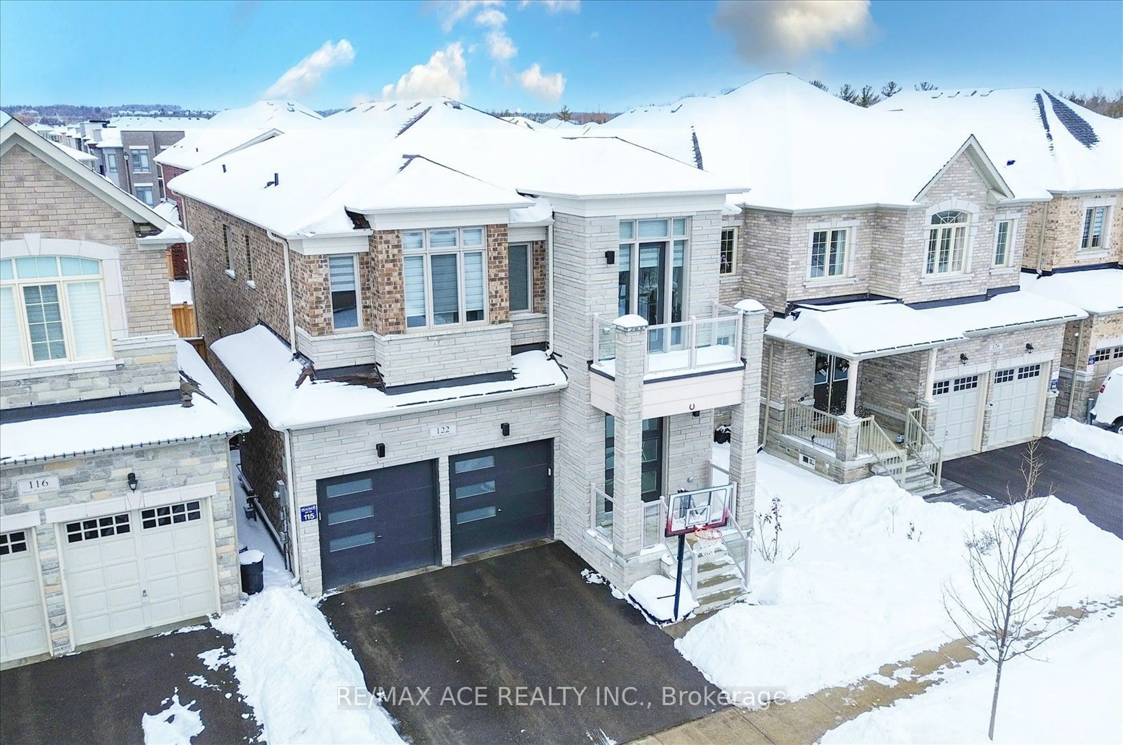 A pic from outside/outdoor area/front of a property/back of a property/a pic from drone, street for 122 Steam Whistle Dr, Whitchurch-Stouffville Ontario L4A 4X5