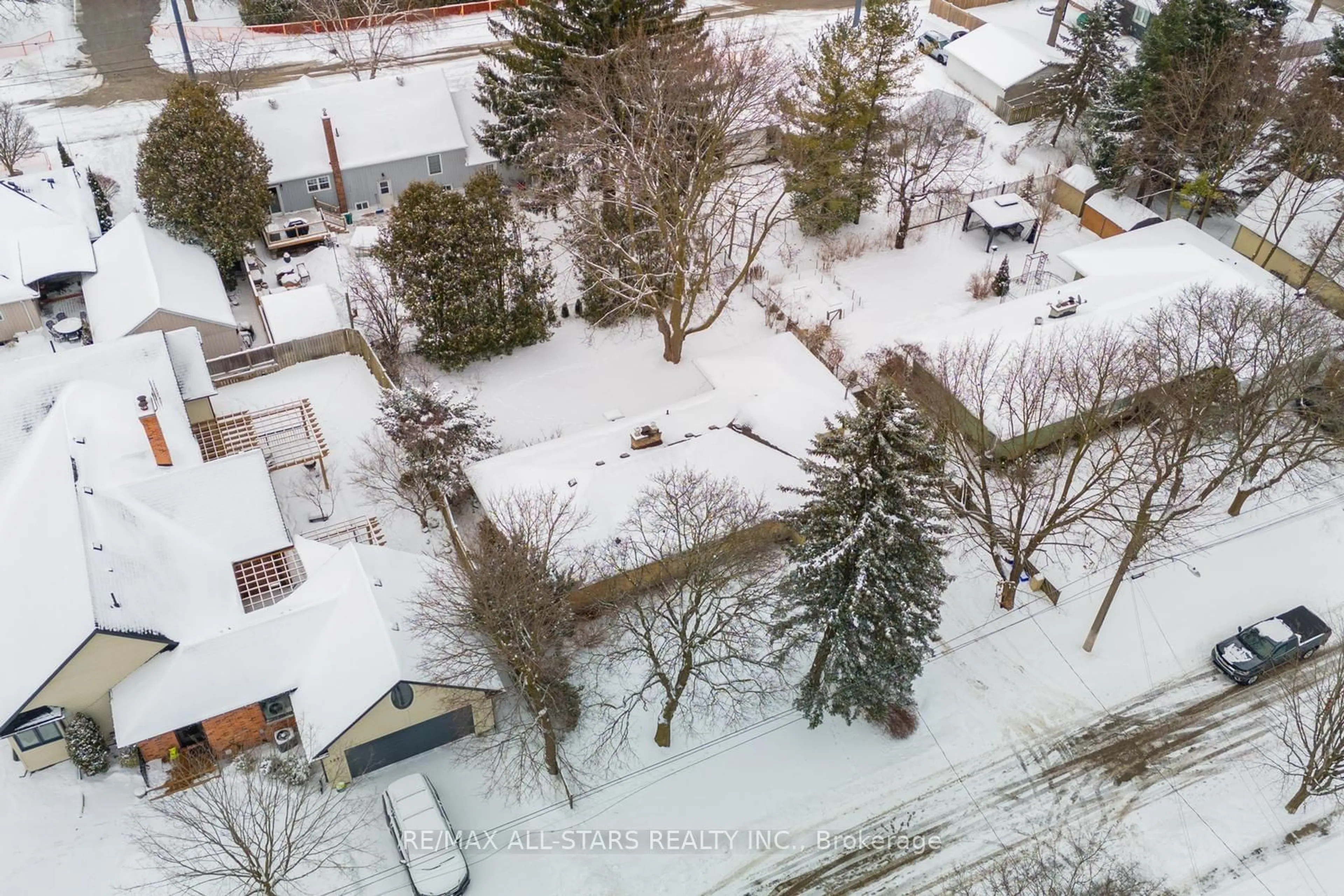 A pic from outside/outdoor area/front of a property/back of a property/a pic from drone, street for 119 Albert St, Whitchurch-Stouffville Ontario L4A 1B2