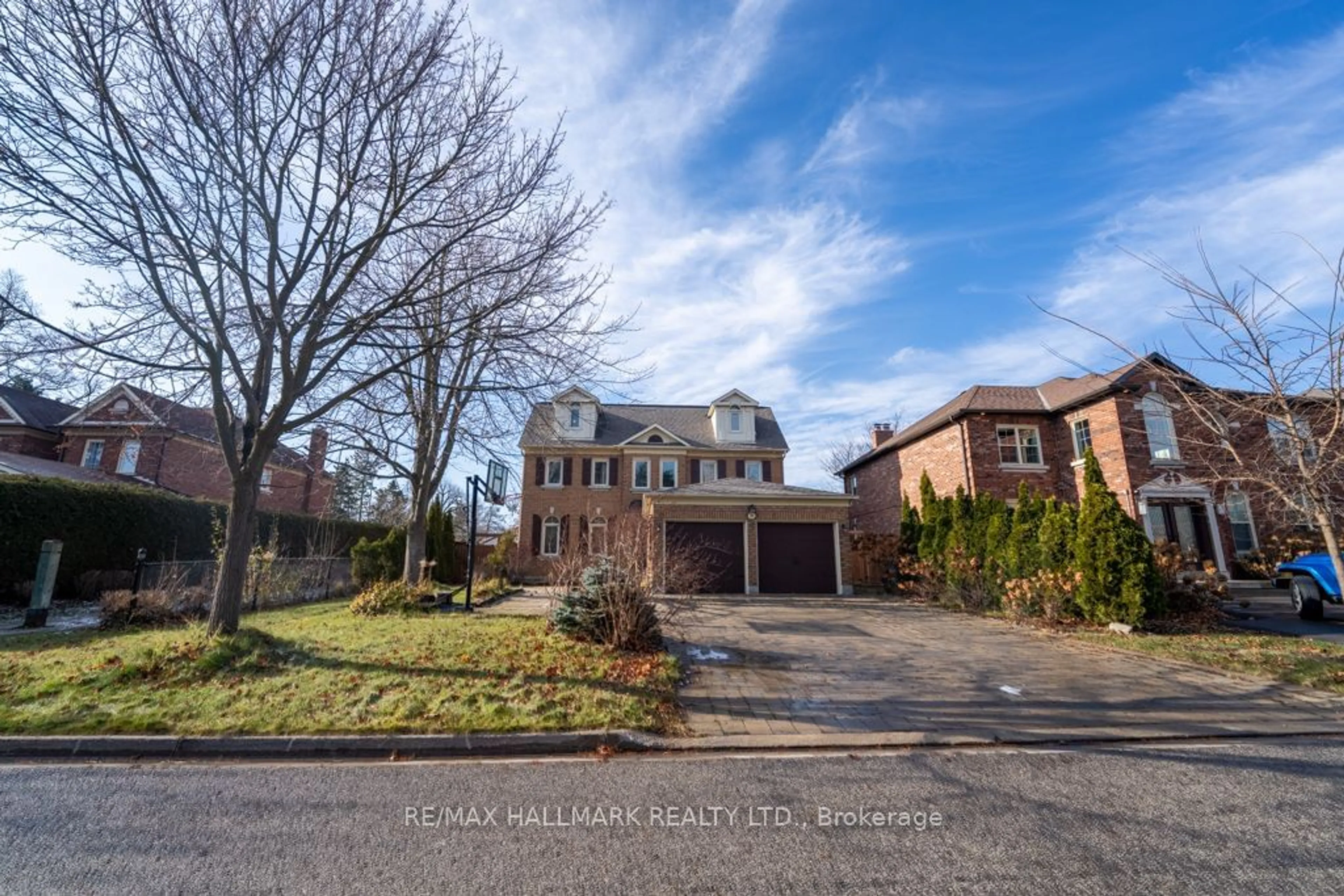 A pic from outside/outdoor area/front of a property/back of a property/a pic from drone, street for 59 Oatlands Cres, Richmond Hill Ontario L4C 9P2