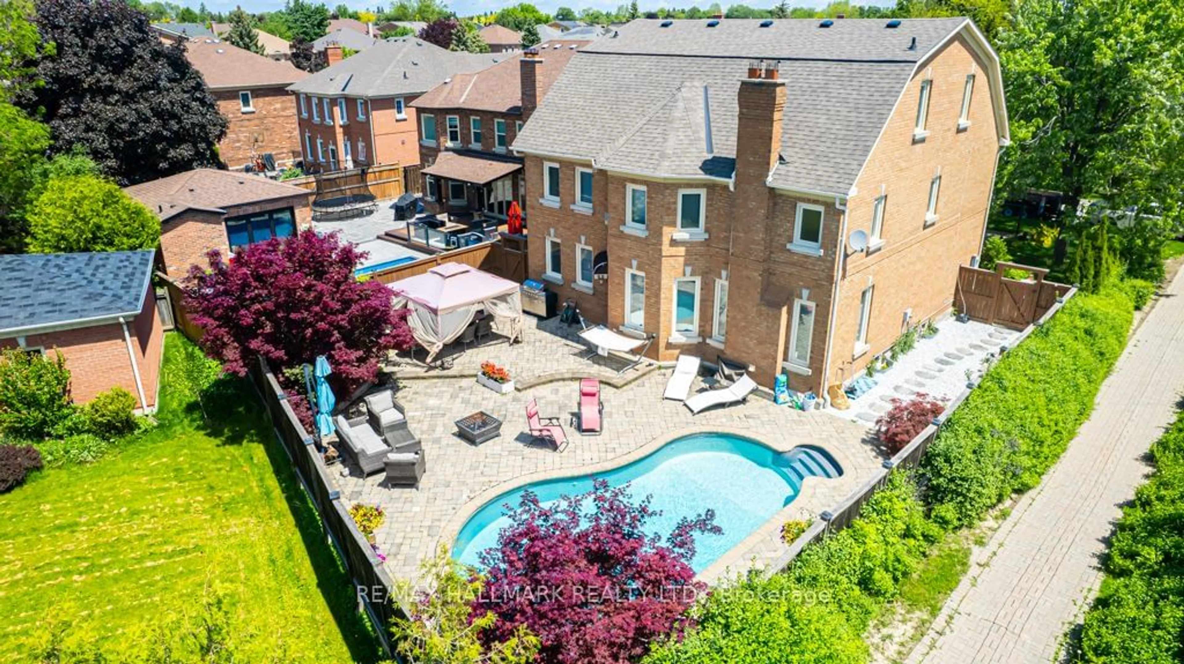 A pic from outside/outdoor area/front of a property/back of a property/a pic from drone, unknown for 59 Oatlands Cres, Richmond Hill Ontario L4C 9P2