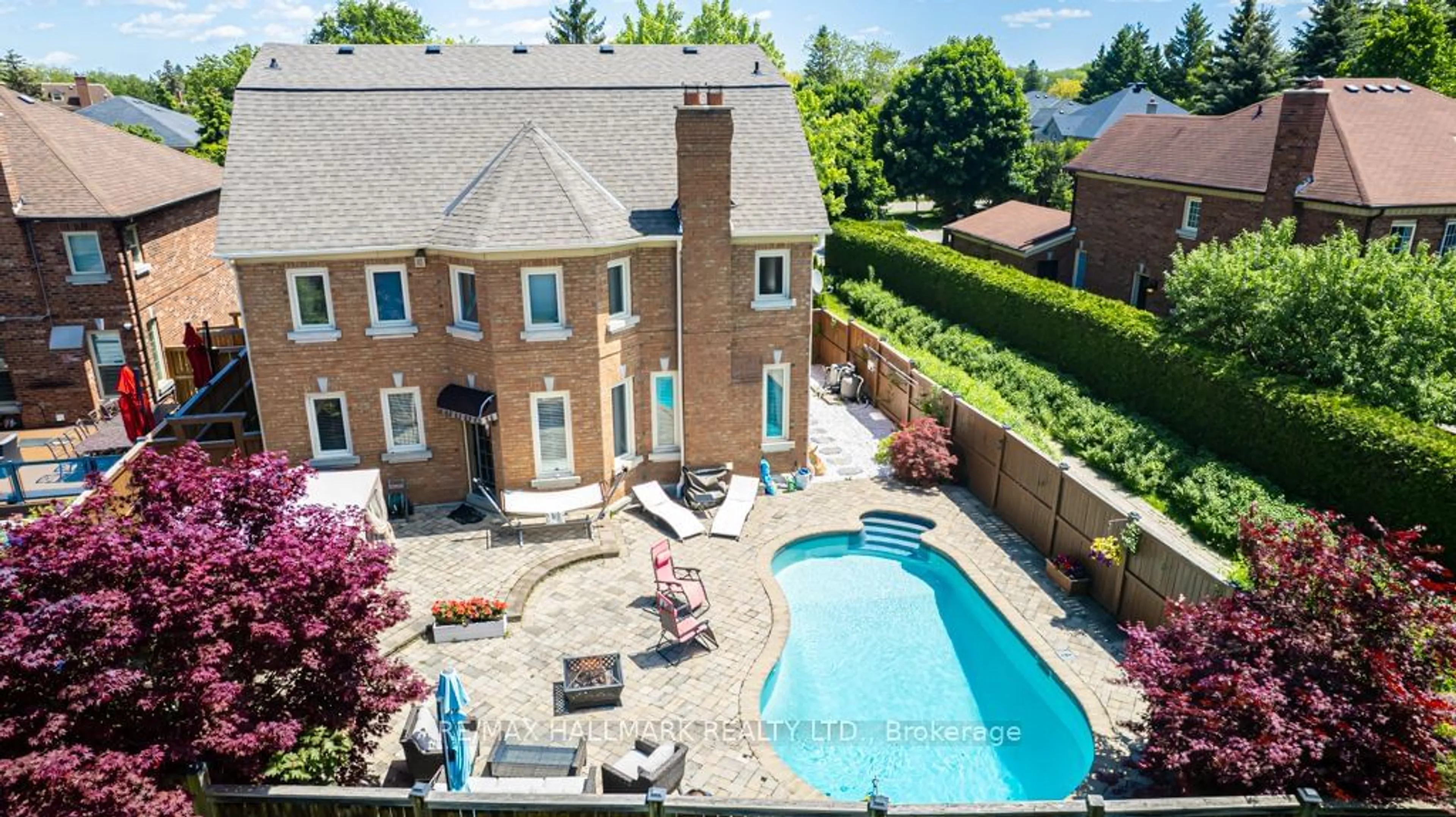 A pic from outside/outdoor area/front of a property/back of a property/a pic from drone, unknown for 59 Oatlands Cres, Richmond Hill Ontario L4C 9P2