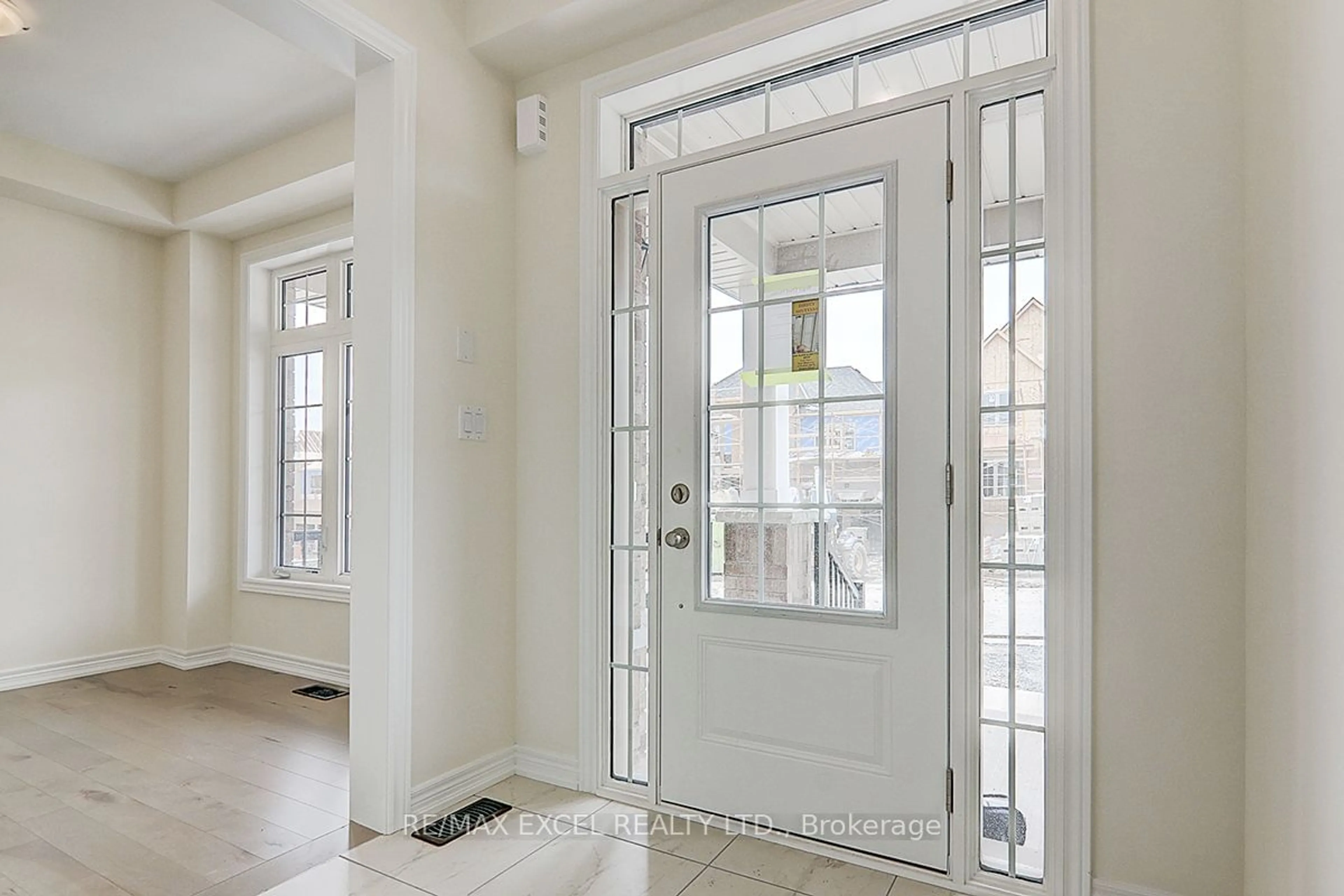 Indoor entryway for 40 Bostock Dr, Georgina Ontario L4P 0S5