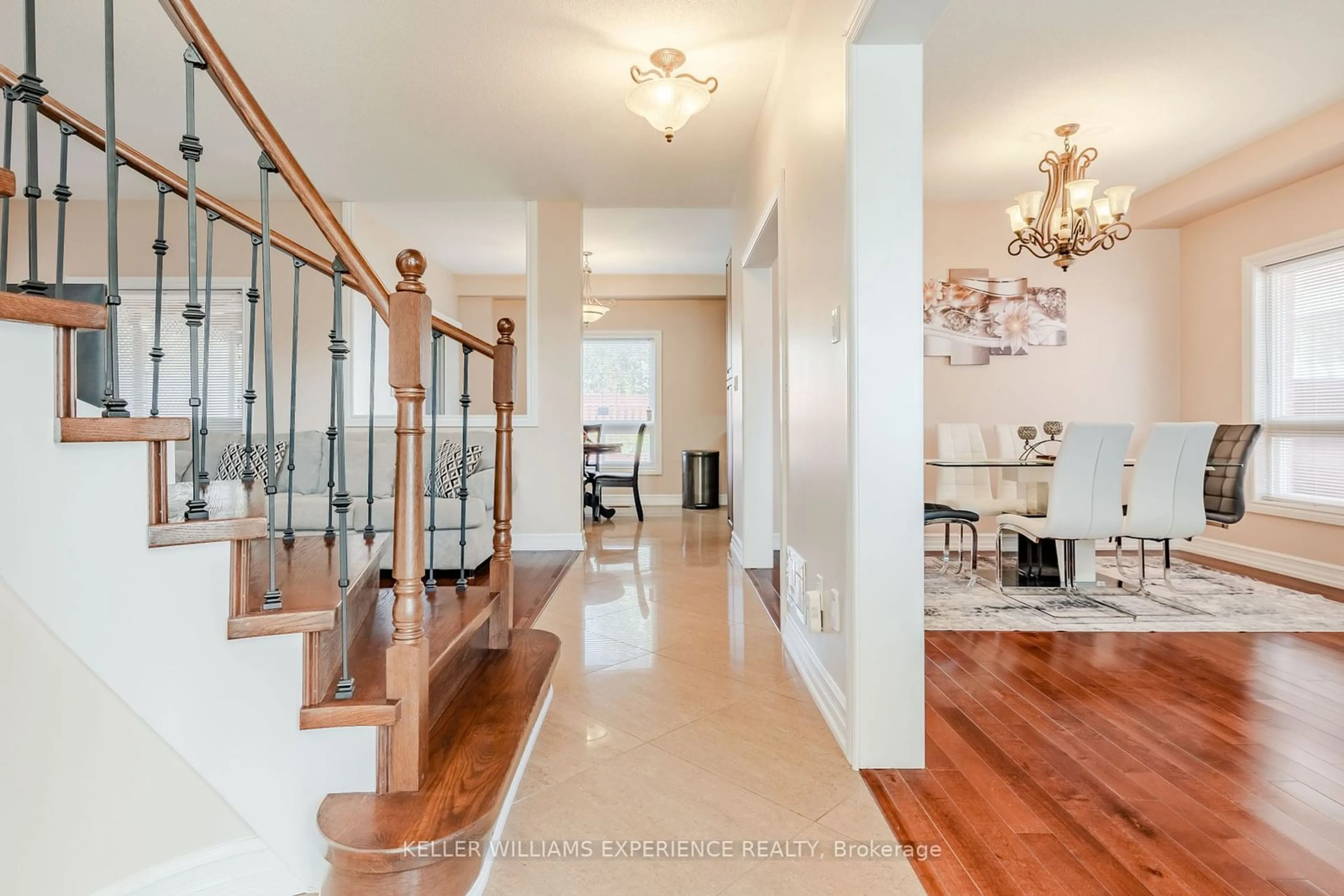 Indoor foyer for 1950 Mill St, Innisfil Ontario L9S 2A2