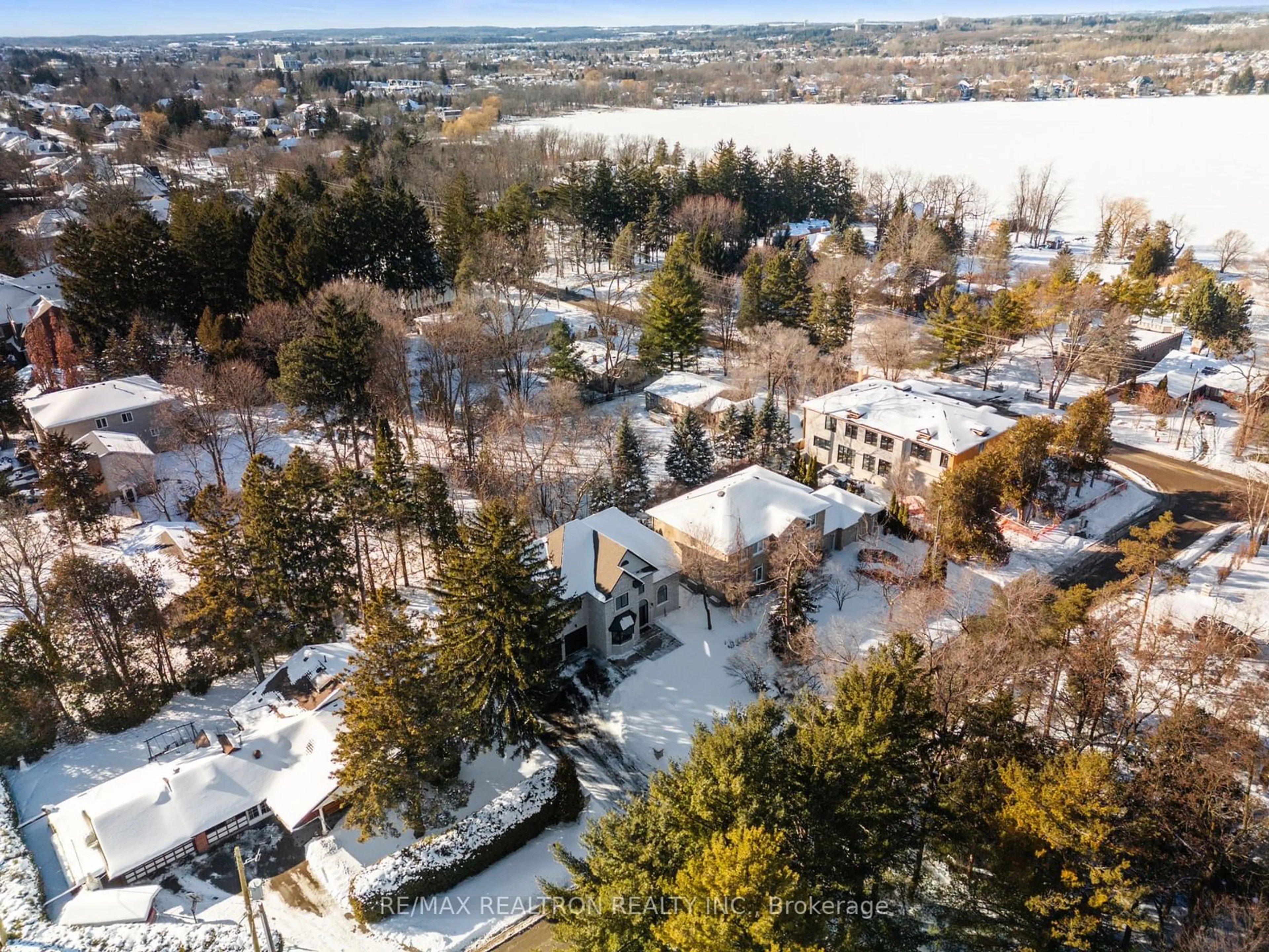 A pic from outside/outdoor area/front of a property/back of a property/a pic from drone, unknown for 128 Park Cres, Richmond Hill Ontario L4E 3J8