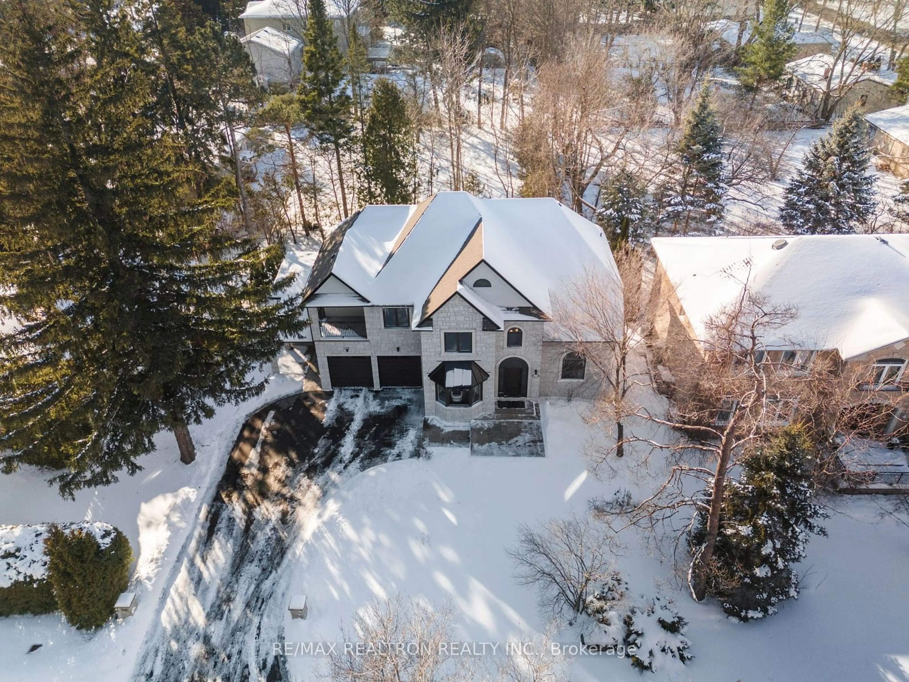 A pic from outside/outdoor area/front of a property/back of a property/a pic from drone, unknown for 128 Park Cres, Richmond Hill Ontario L4E 3J8