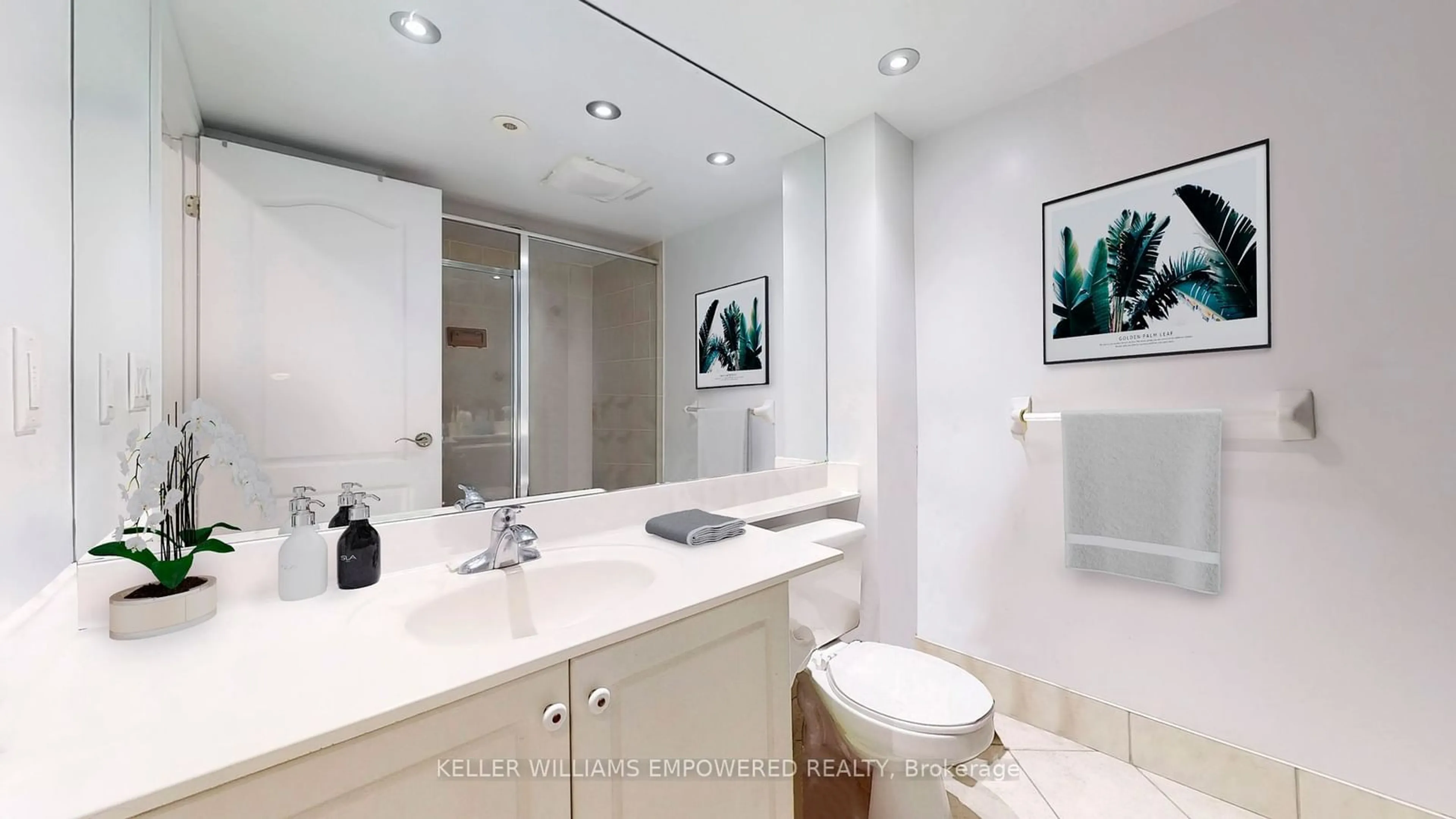 Standard bathroom, ceramic/tile floor for 68 Suncrest Blvd, Markham Ontario L3T 7Y1