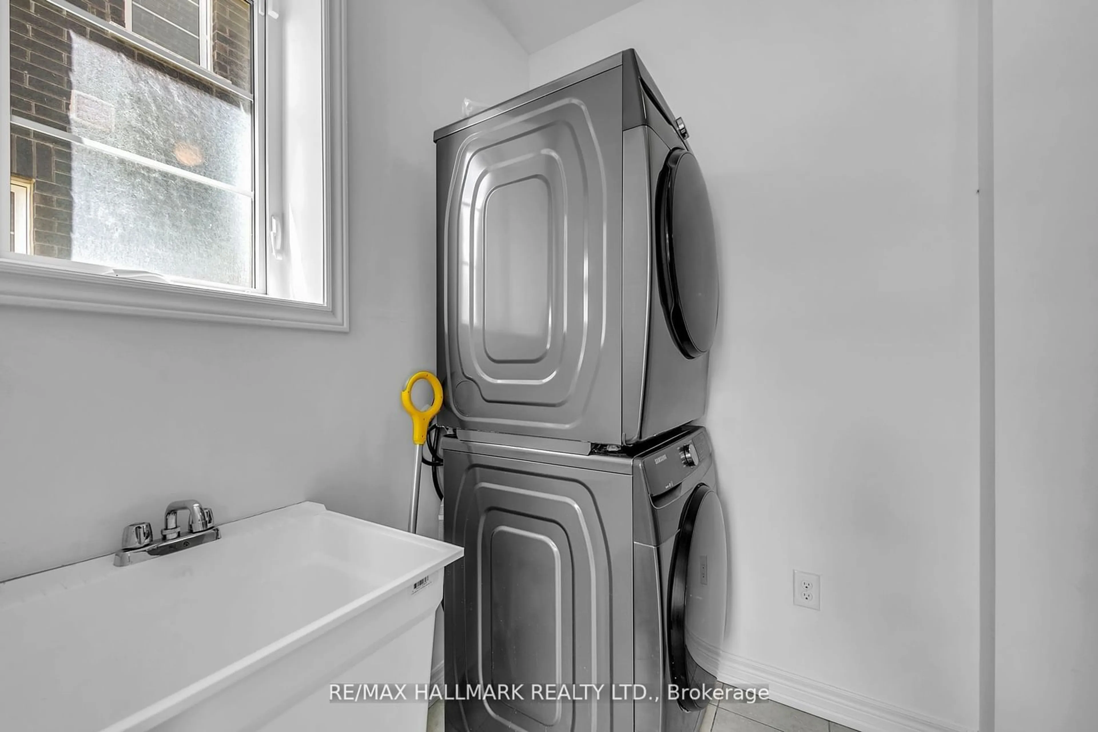 Laundry room for 284 King Rd, Richmond Hill Ontario L4E 1H3