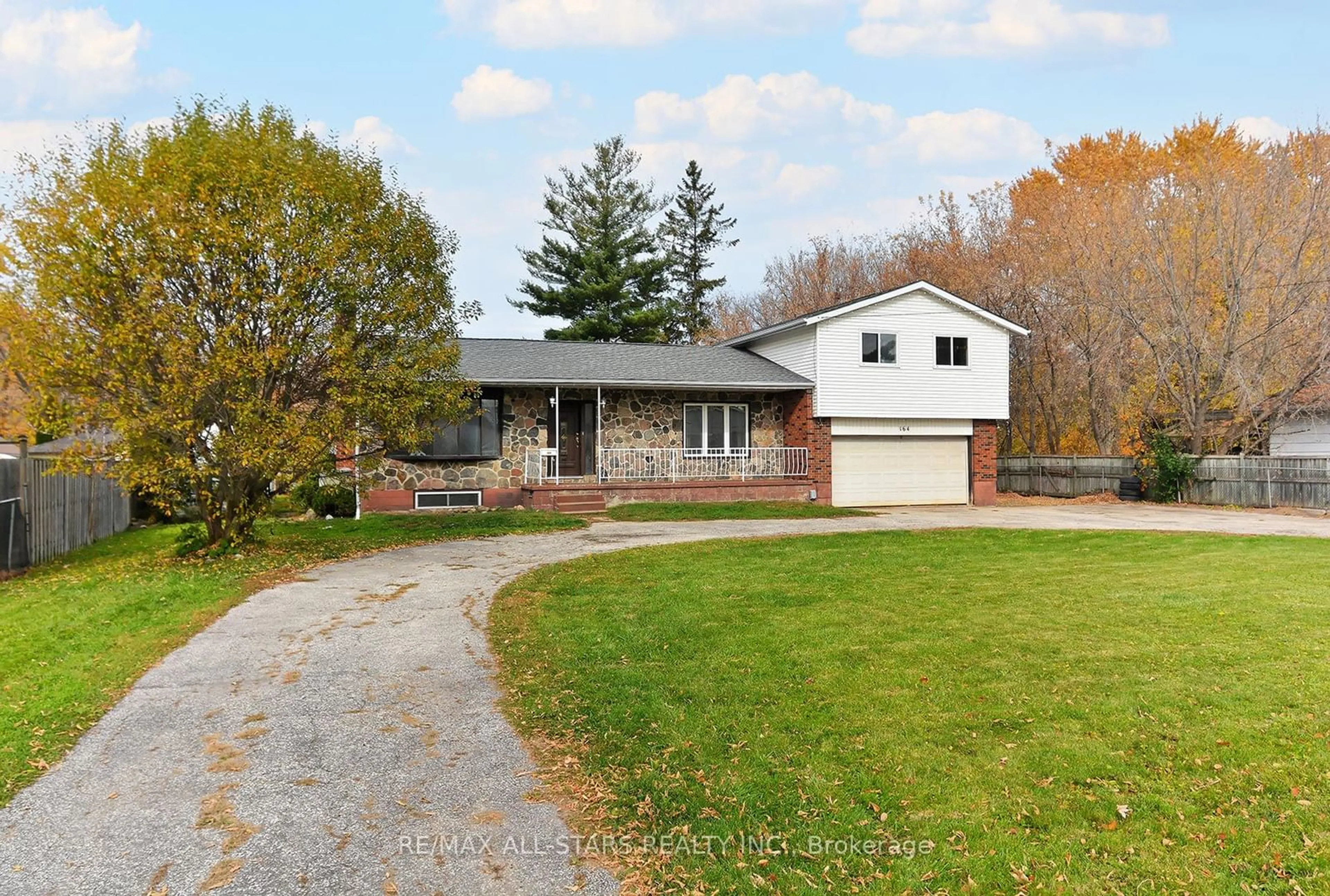 A pic from outside/outdoor area/front of a property/back of a property/a pic from drone, street for 164 Bayview Ave, Georgina Ontario L4P 2S9