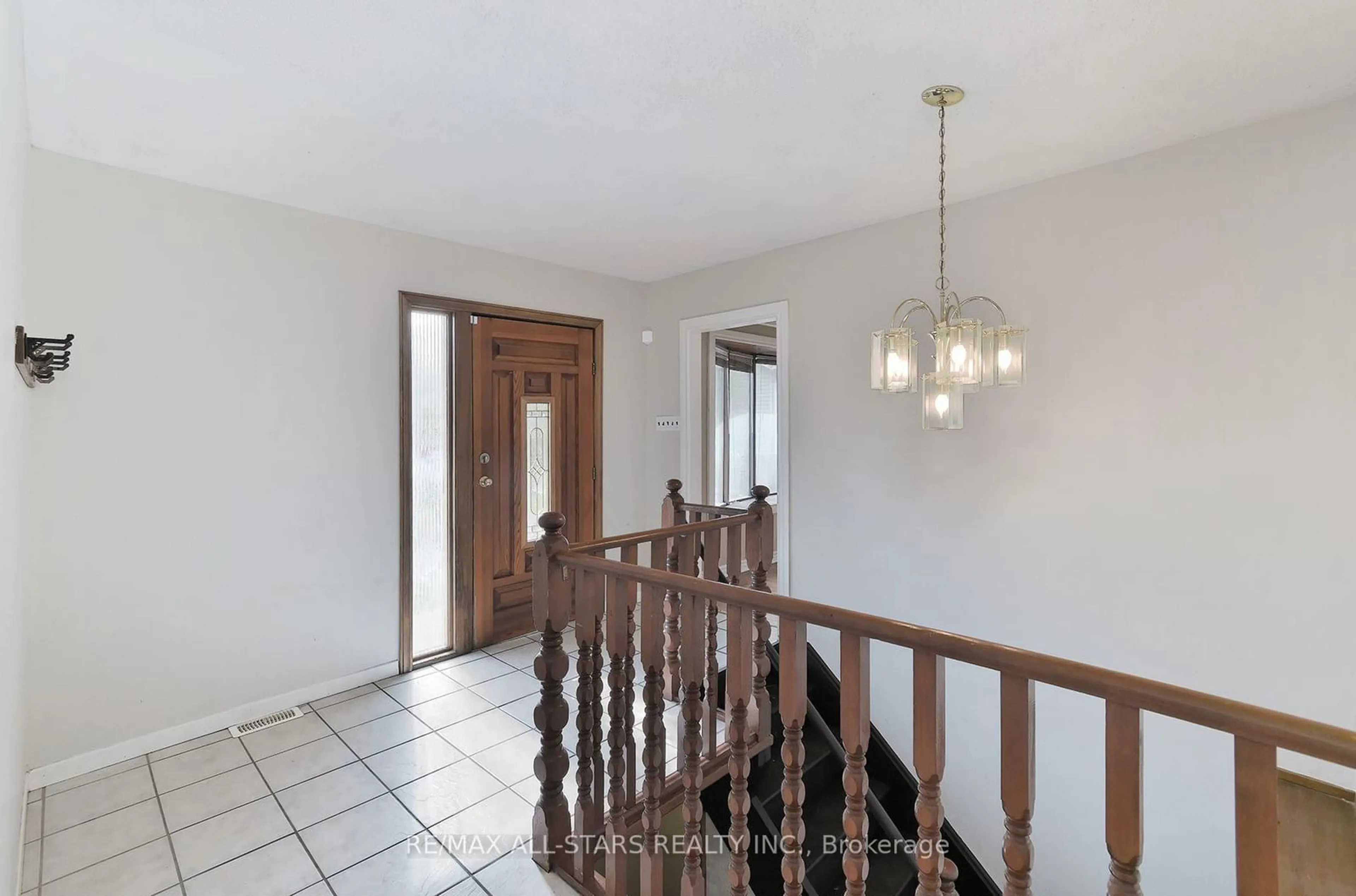 Indoor foyer for 164 Bayview Ave, Georgina Ontario L4P 2S9