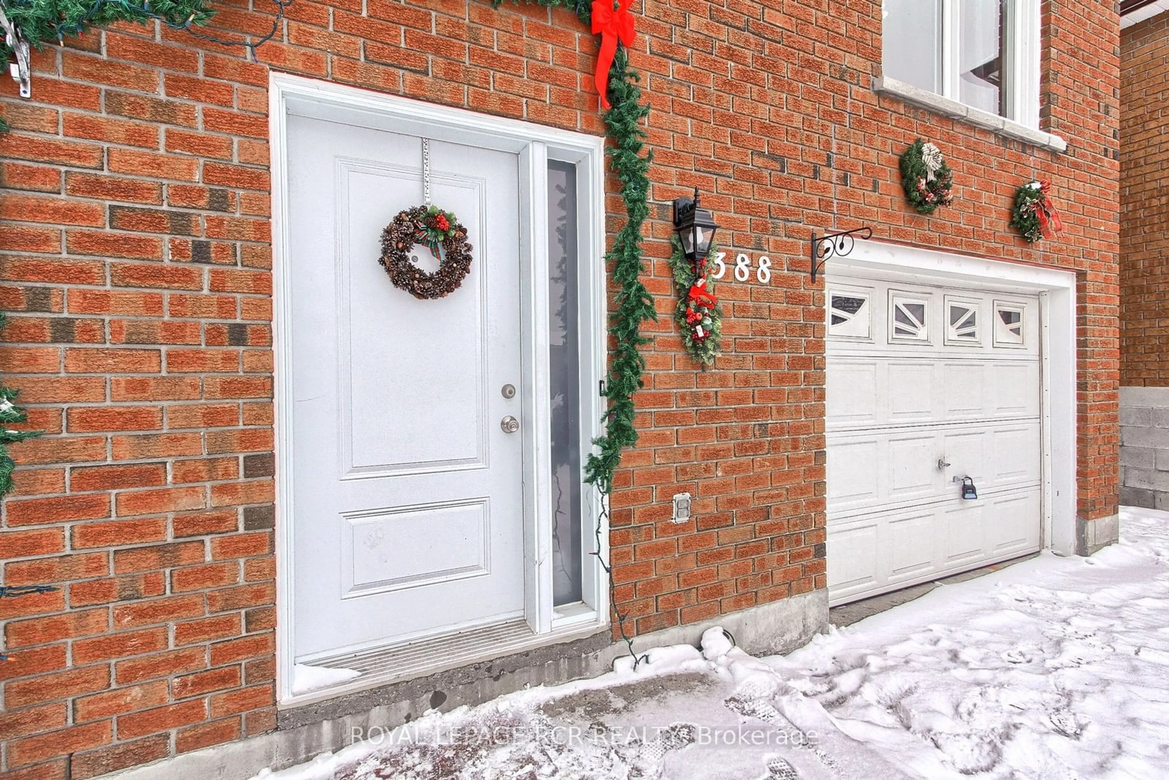 Indoor entryway for 388 Parkwood Ave, Bradford West Gwillimbury Ontario L3Z 2W9