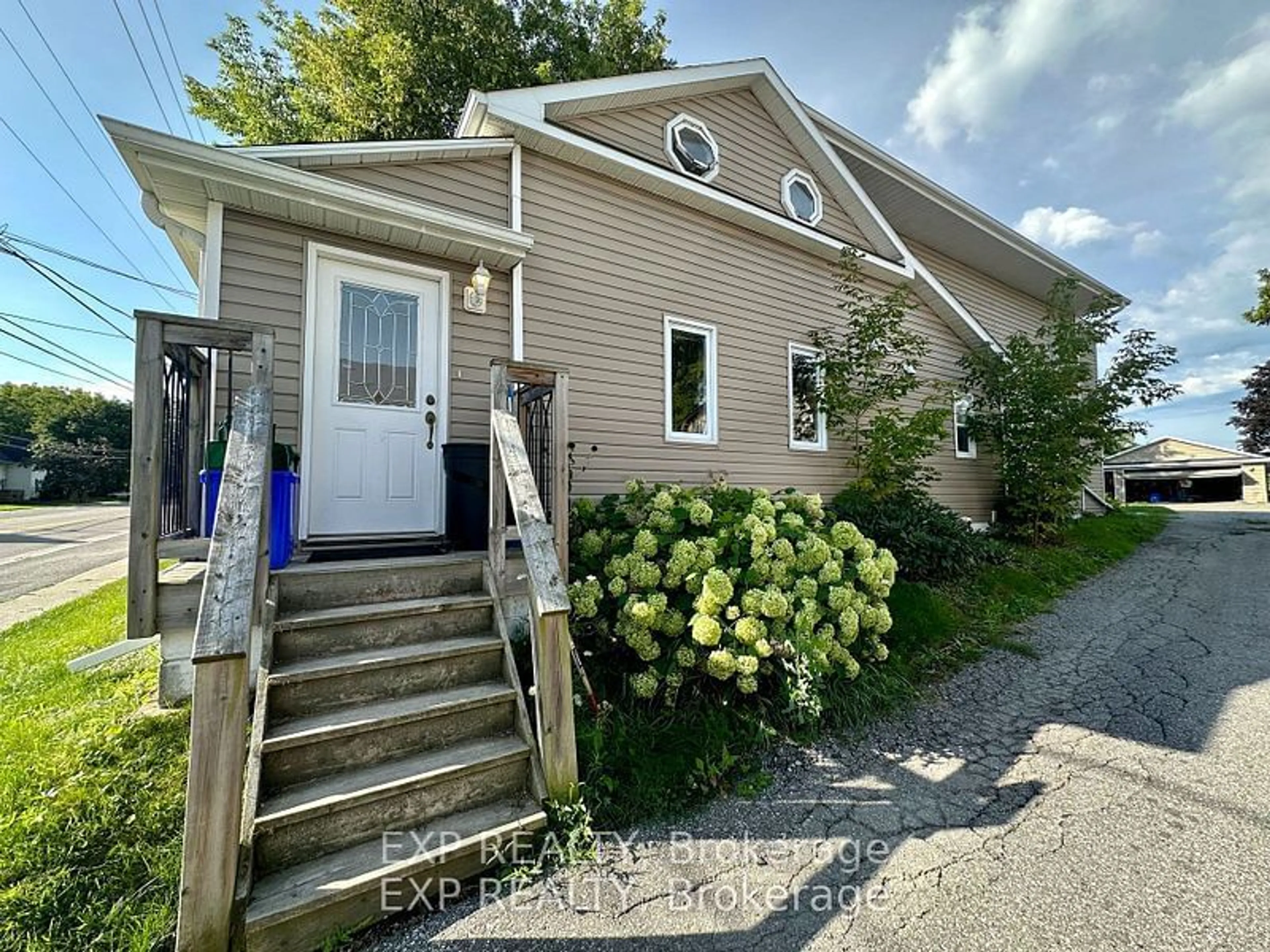 Unknown for 20480 Leslie St, East Gwillimbury Ontario L0G 1R0