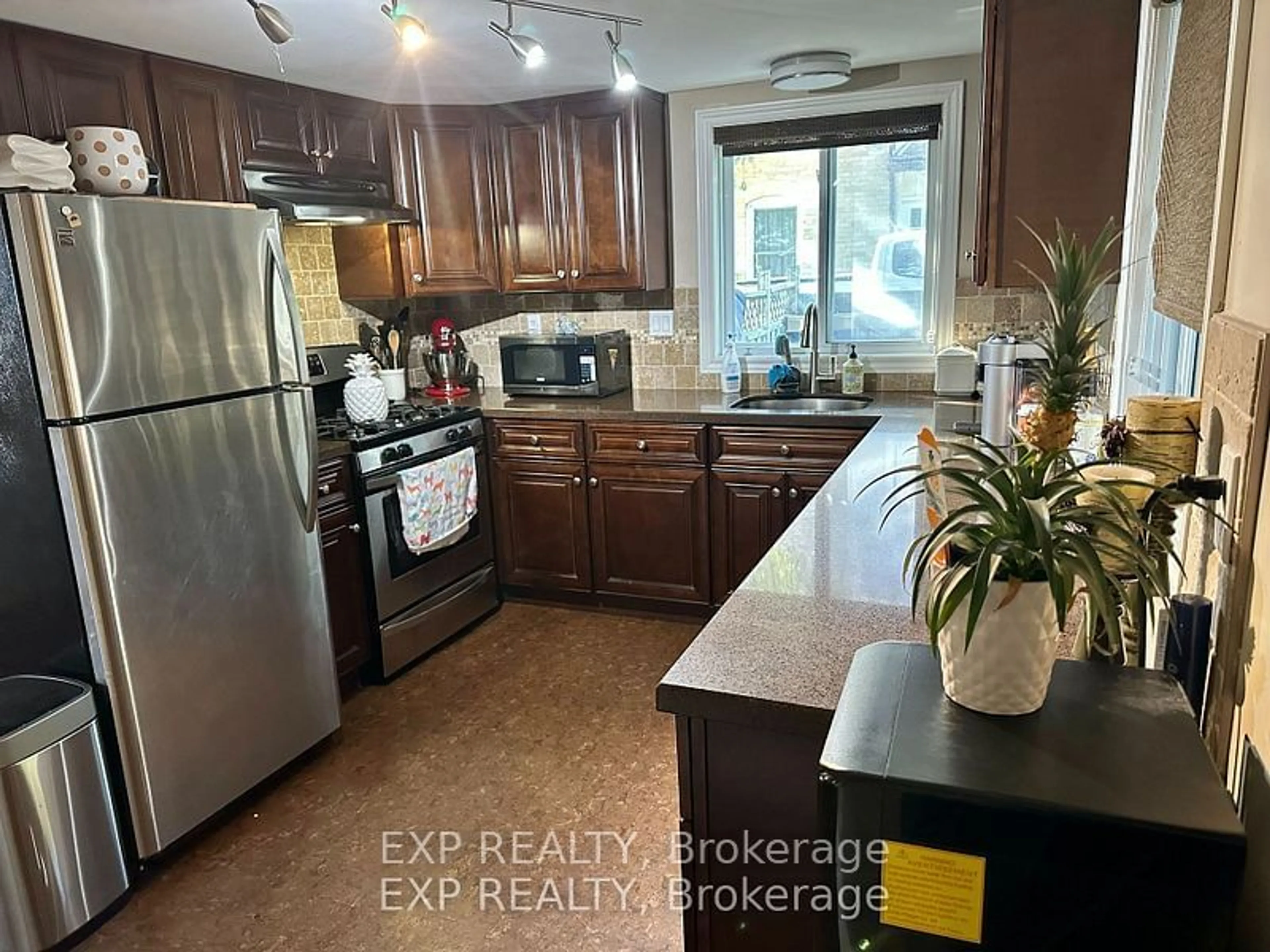 Standard kitchen, unknown for 20480 Leslie St, East Gwillimbury Ontario L0G 1R0