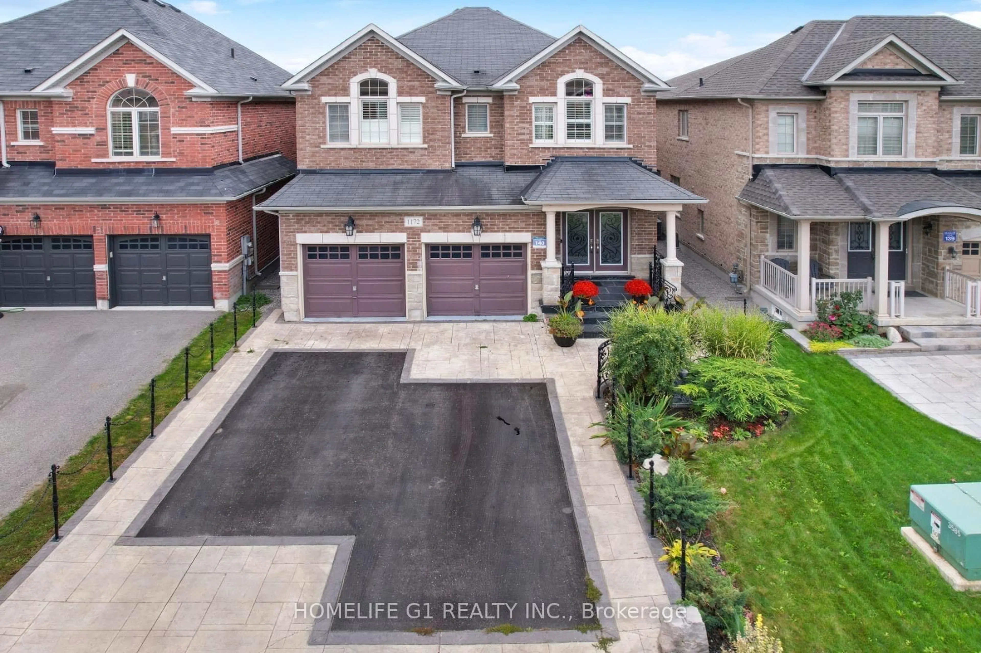 A pic from outside/outdoor area/front of a property/back of a property/a pic from drone, street for 1172 Blencowe Cres, Newmarket Ontario L3X 0C3