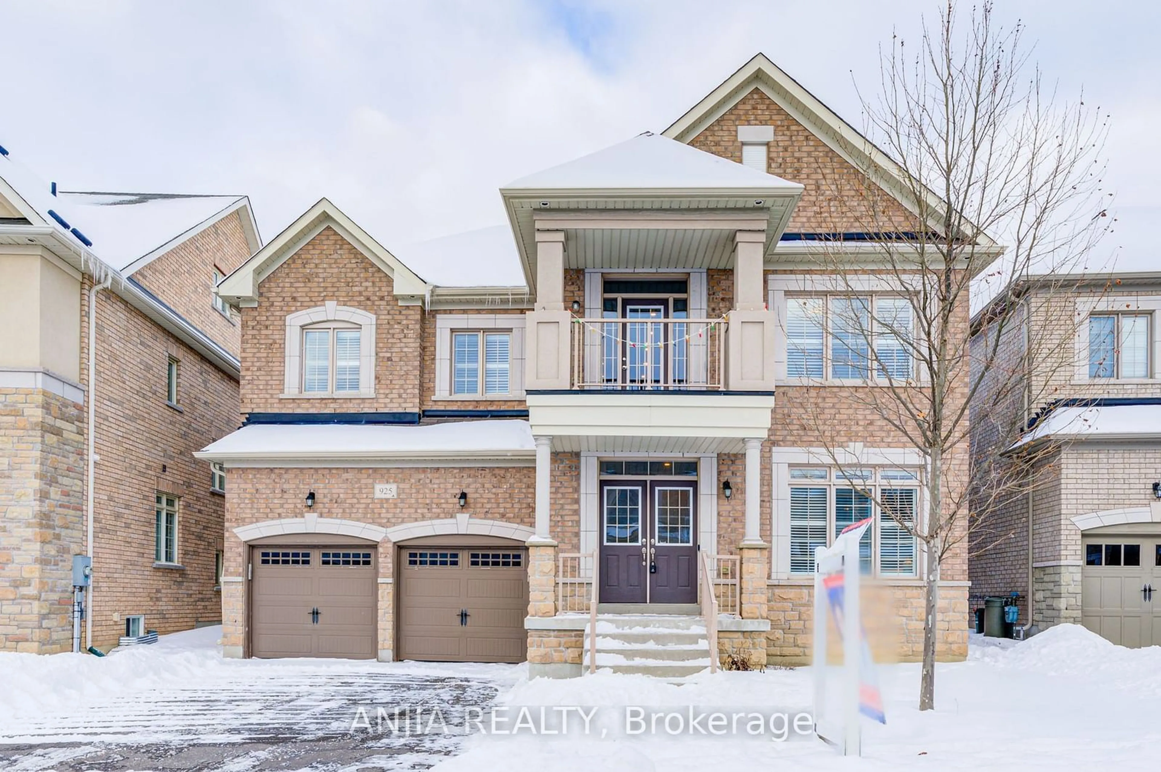 Home with brick exterior material, street for 925 Ernest Cousins Circ, Newmarket Ontario L3X 0B7