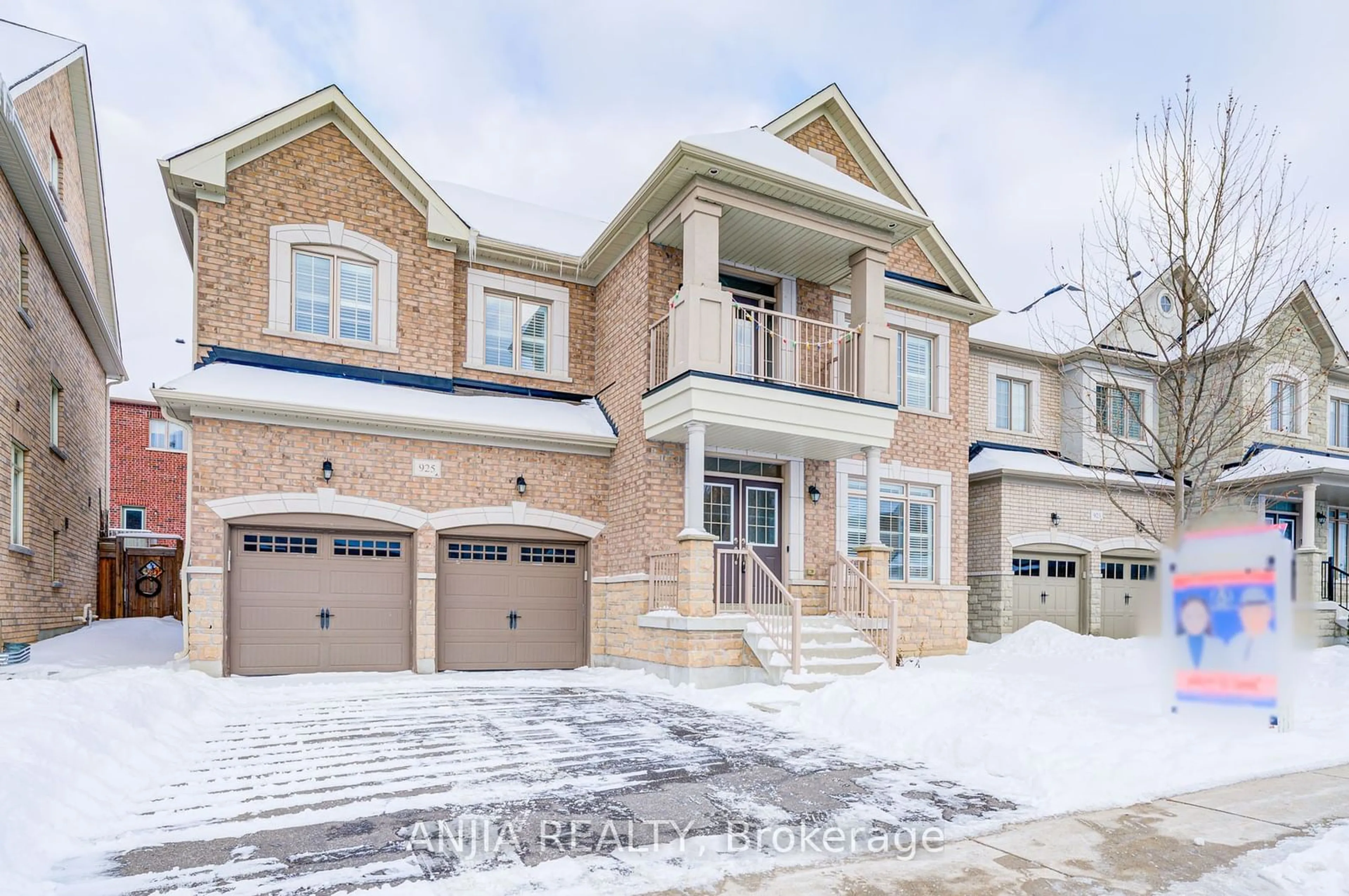 Home with brick exterior material, street for 925 Ernest Cousins Circ, Newmarket Ontario L3X 0B7