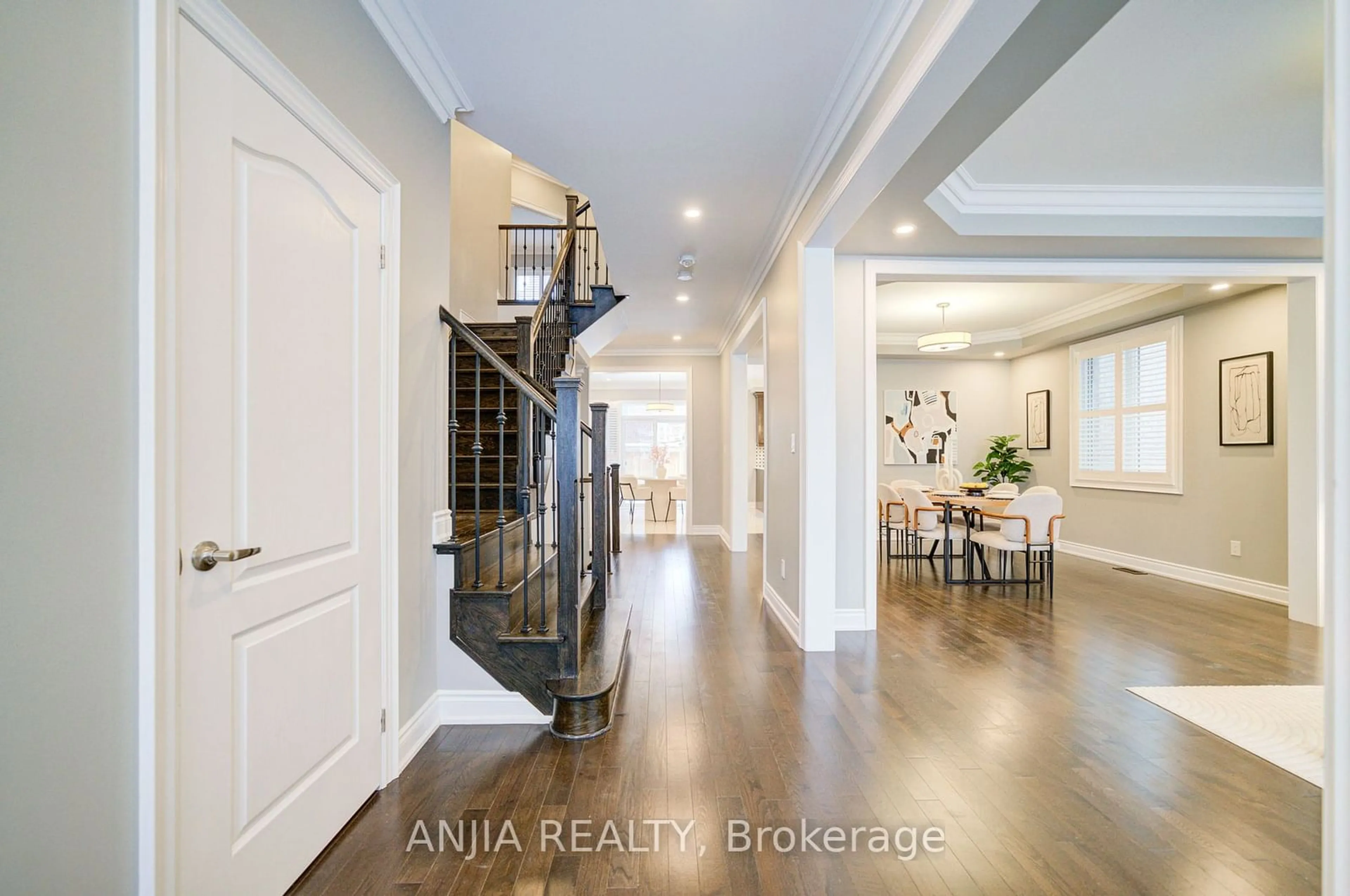 Indoor entryway for 925 Ernest Cousins Circ, Newmarket Ontario L3X 0B7