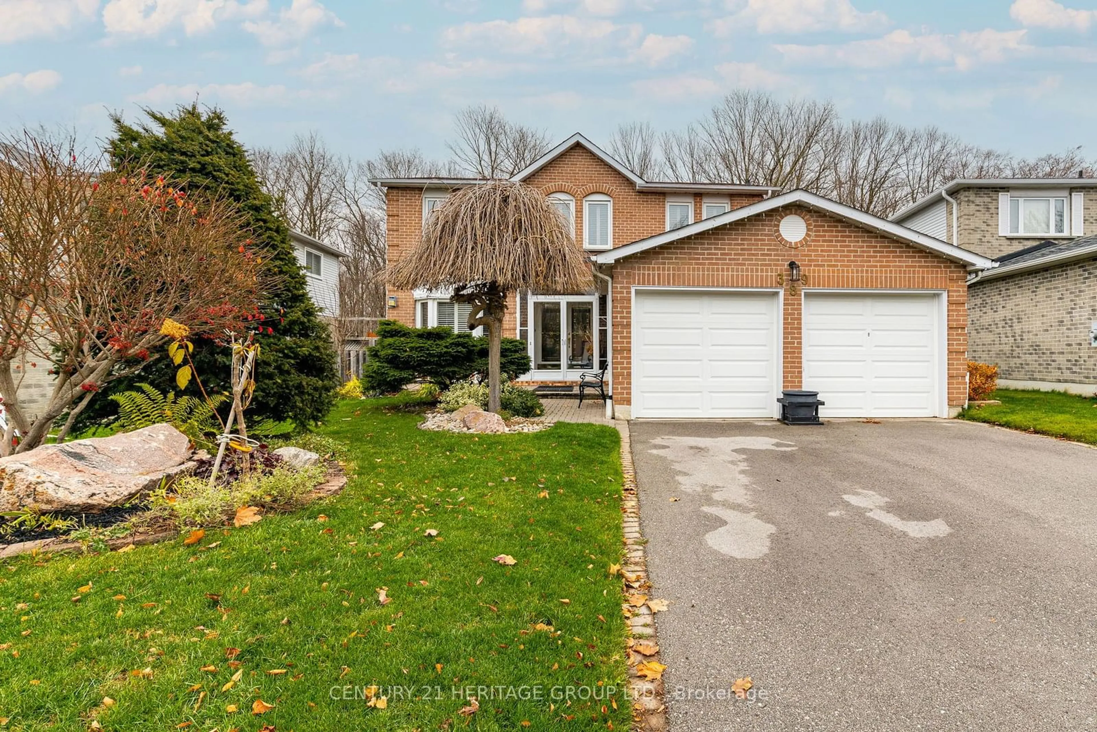 A pic from outside/outdoor area/front of a property/back of a property/a pic from drone, street for 389 Vanden Bergh Blvd, Newmarket Ontario L3Y 8A2