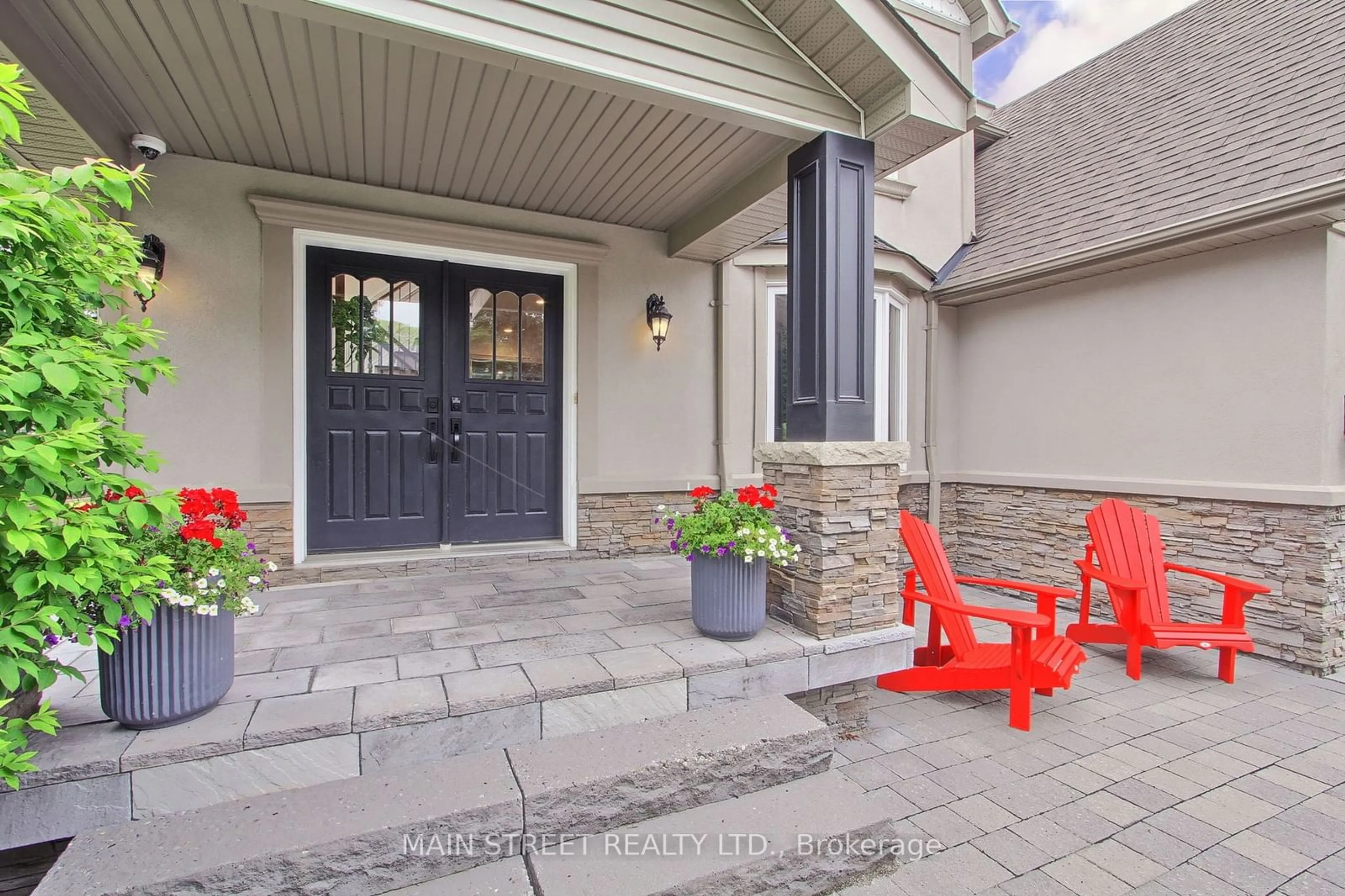 Indoor entryway for 295 Andrew St, Newmarket Ontario L3Y 1H1