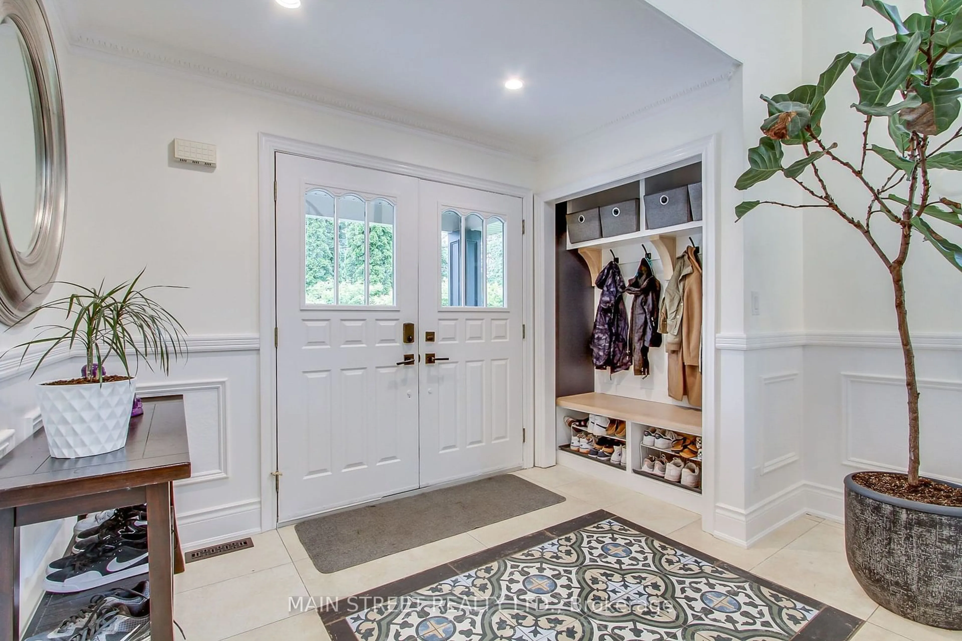 Indoor entryway for 295 Andrew St, Newmarket Ontario L3Y 1H1